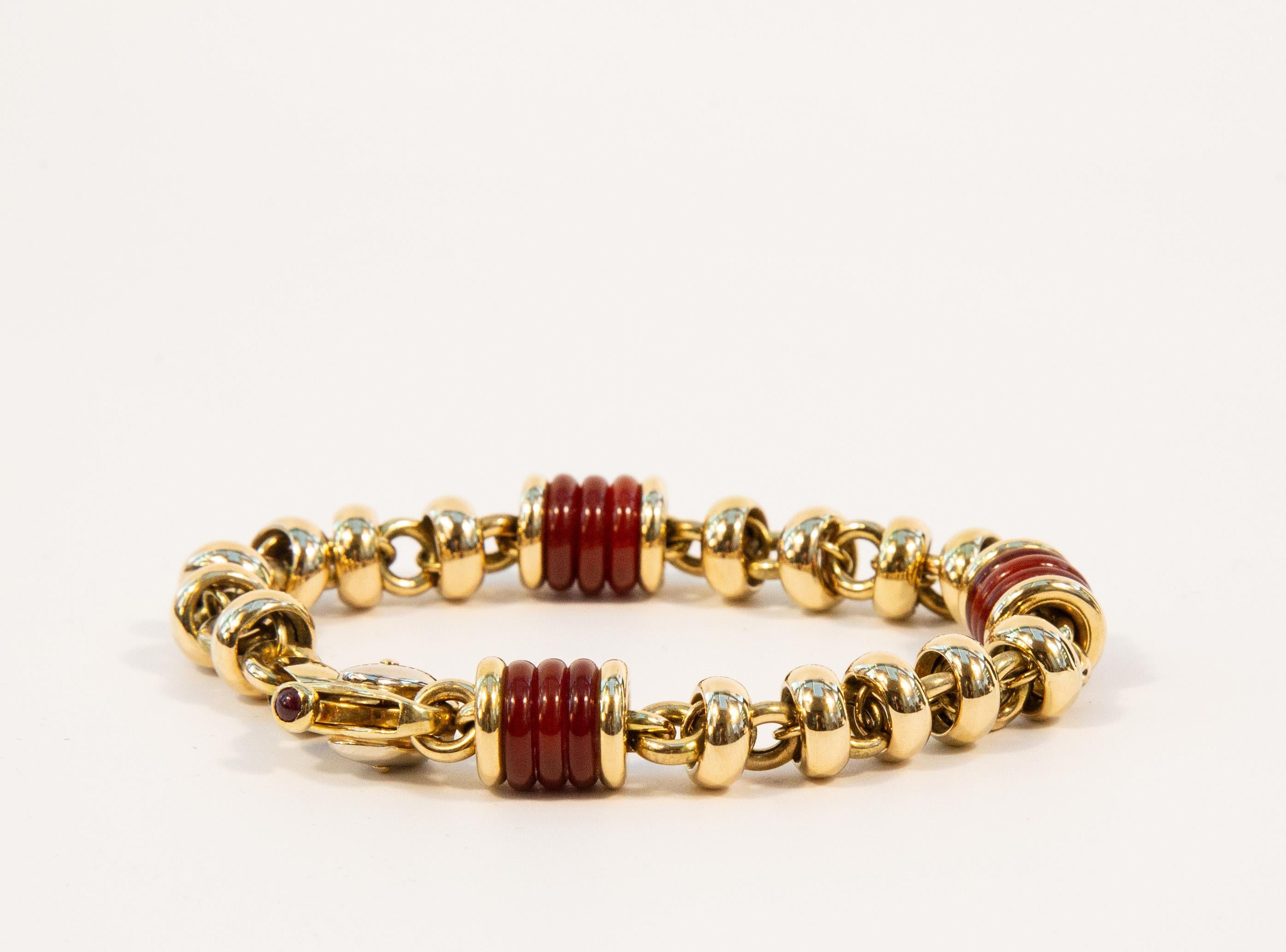 Italian 18 Karat Solid Yellow Gold Link Bracelet with Carnelian Beads Excellent état - En vente à Arnhem, NL
