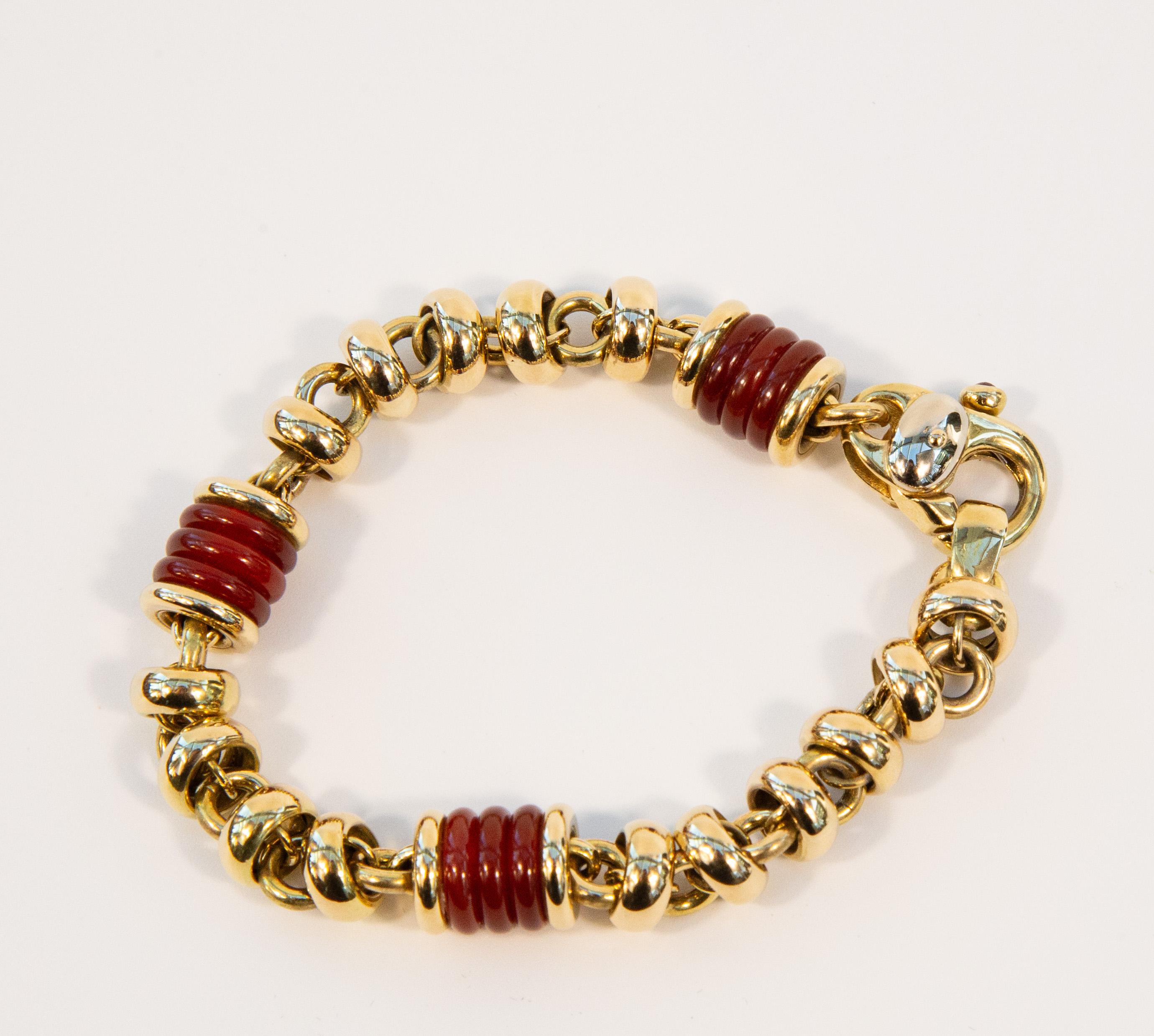 Italian 18 Karat Solid Yellow Gold Link Bracelet with Carnelian Beads en vente 1