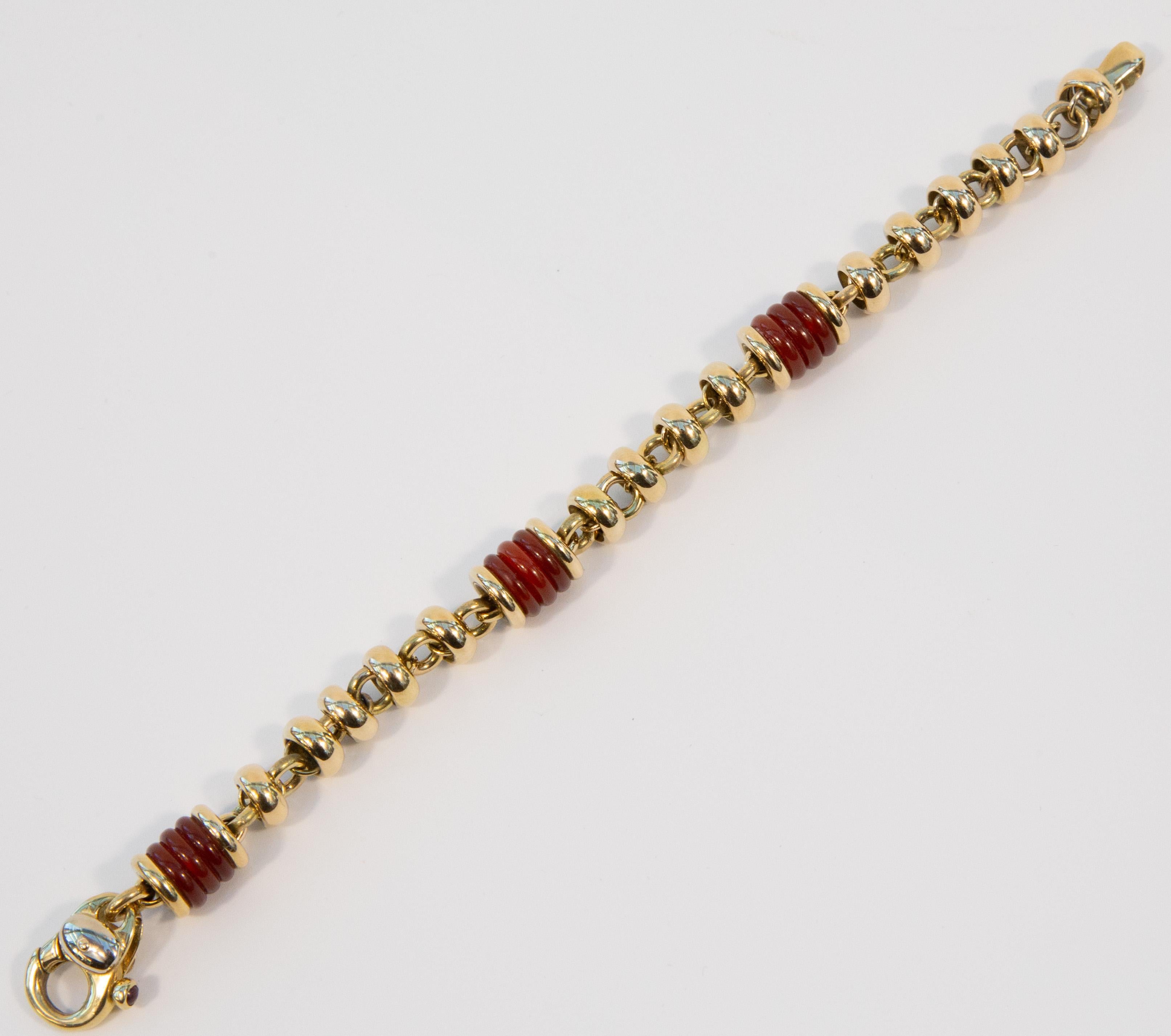 Italian 18 Karat Solid Yellow Gold Link Bracelet with Carnelian Beads en vente 3
