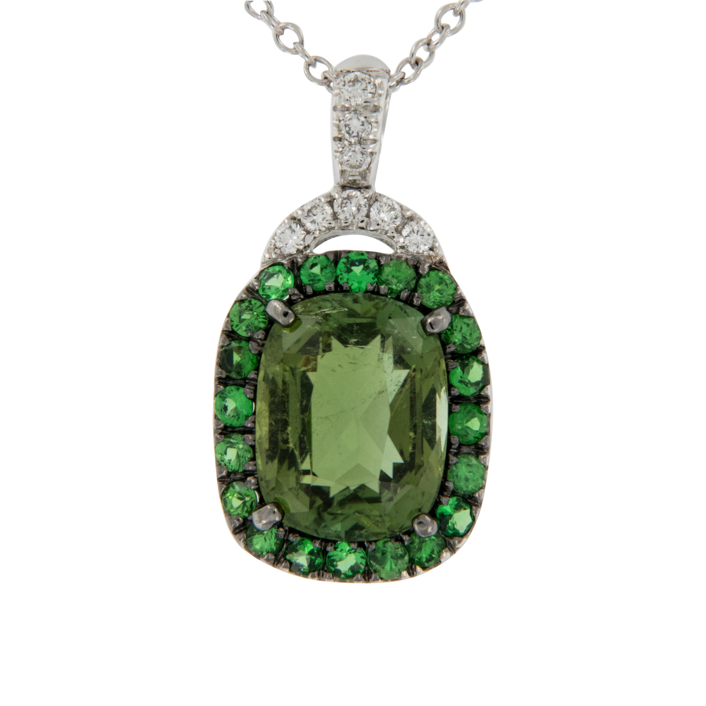 Fabricado en Italia y tan relajante como las exuberantes hojas verdes, este llamativo collar presenta una talla cojín de 4,08 quilates 
Turmalina verde abrazada por brillantes granates verdes de tsavorita en el halo, ¡para un impresionante efecto