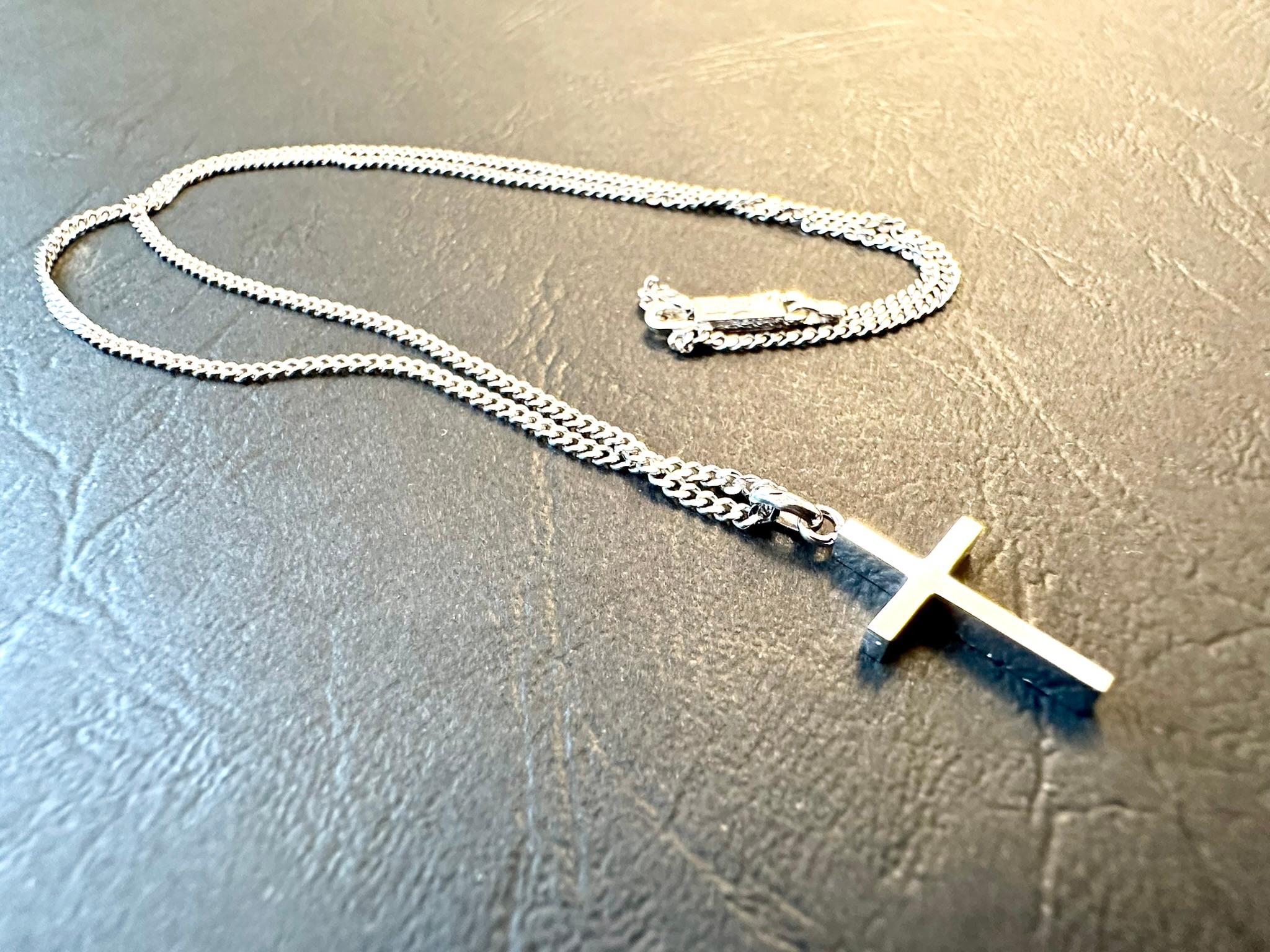 Italian 18 karat White Gold Cross with Chain by Chini In Good Condition For Sale In Esch-Sur-Alzette, LU