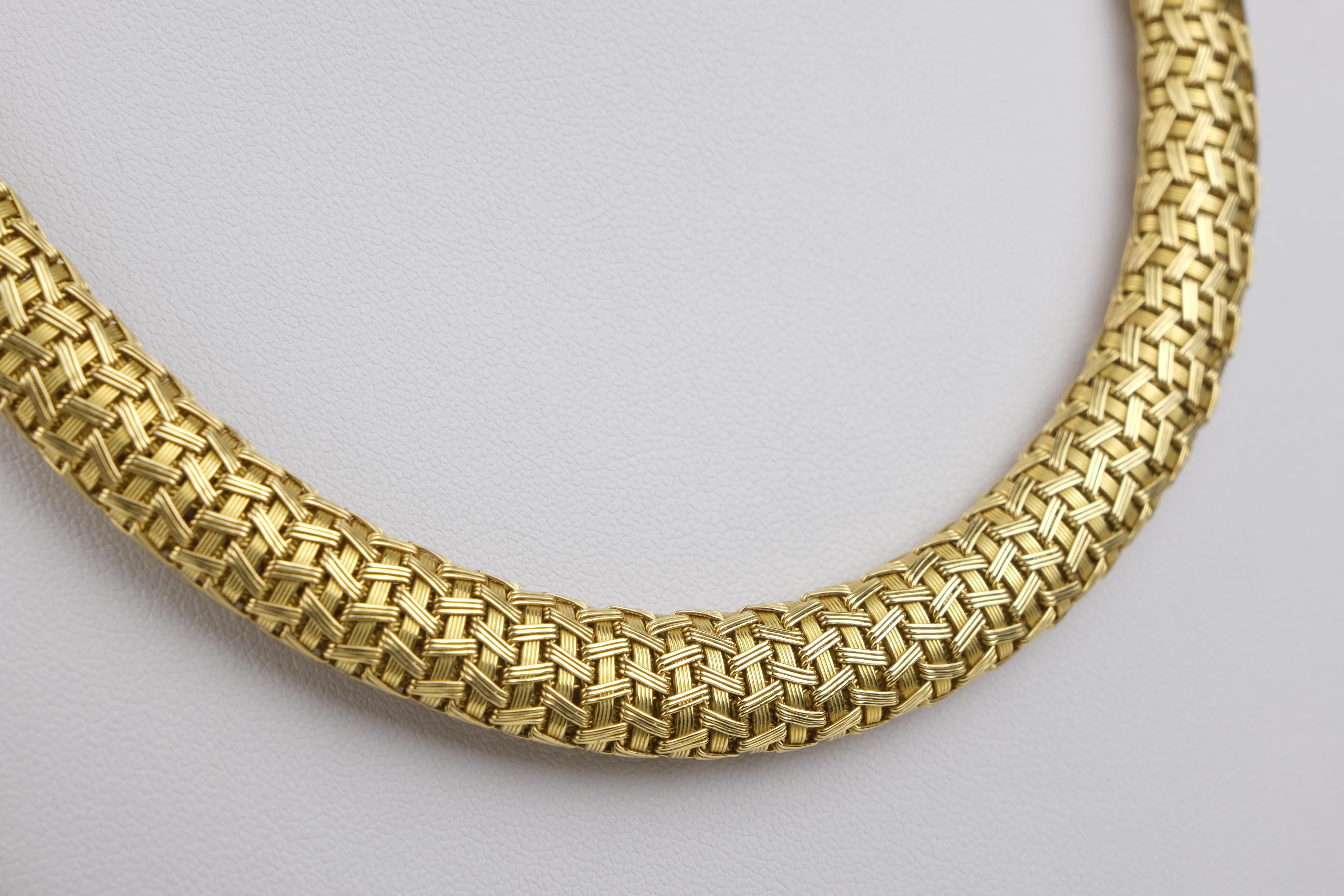 ITEM DETAILS

Style: Italian
Materials: 18K Gold
Chain Type: Woven
Necklace Length: 17.00
