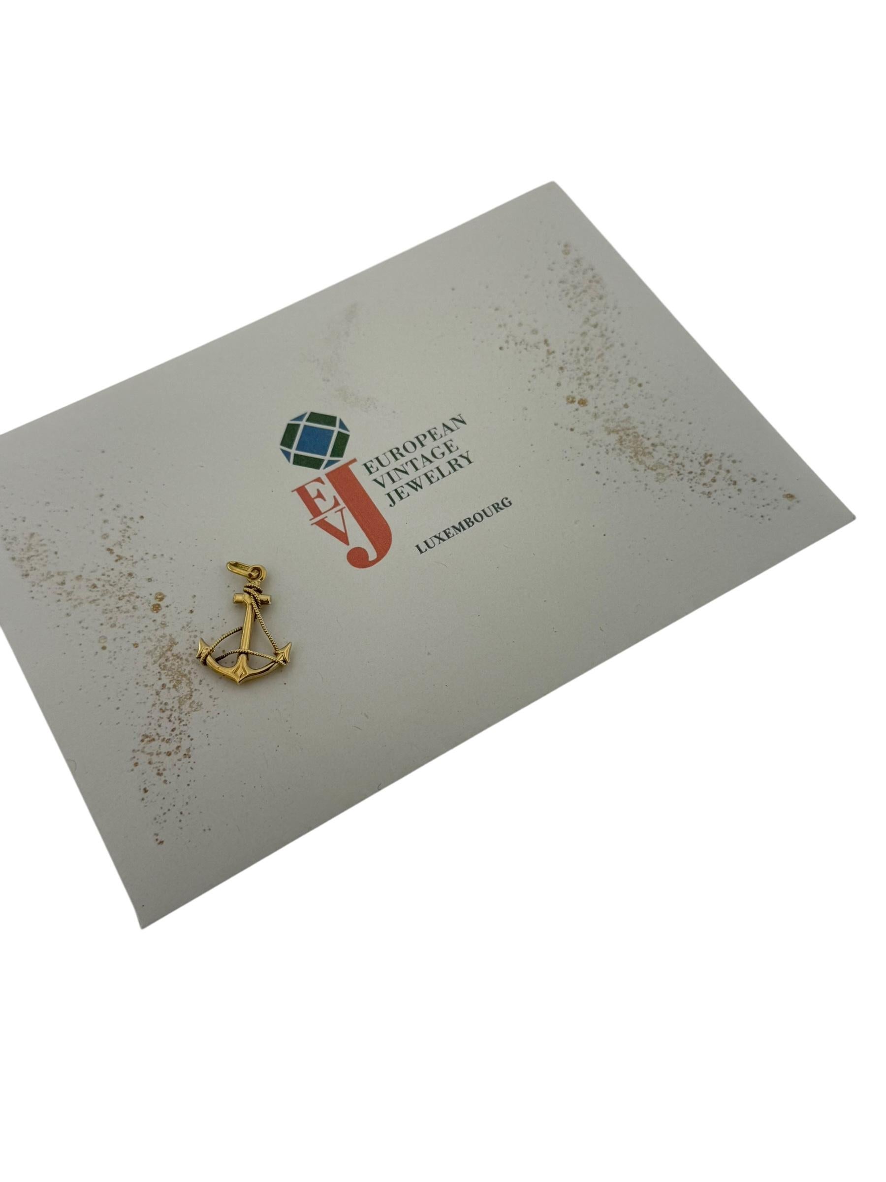 Ciondolo con disegno di un'ancora in oro giallo italiano 18 carati in vendita 2