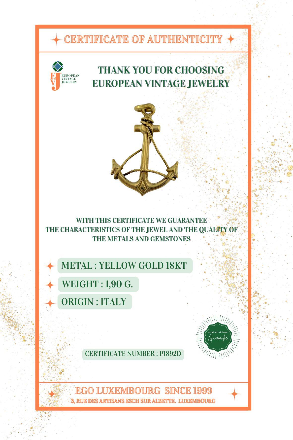 Ciondolo con disegno di un'ancora in oro giallo italiano 18 carati in vendita 3