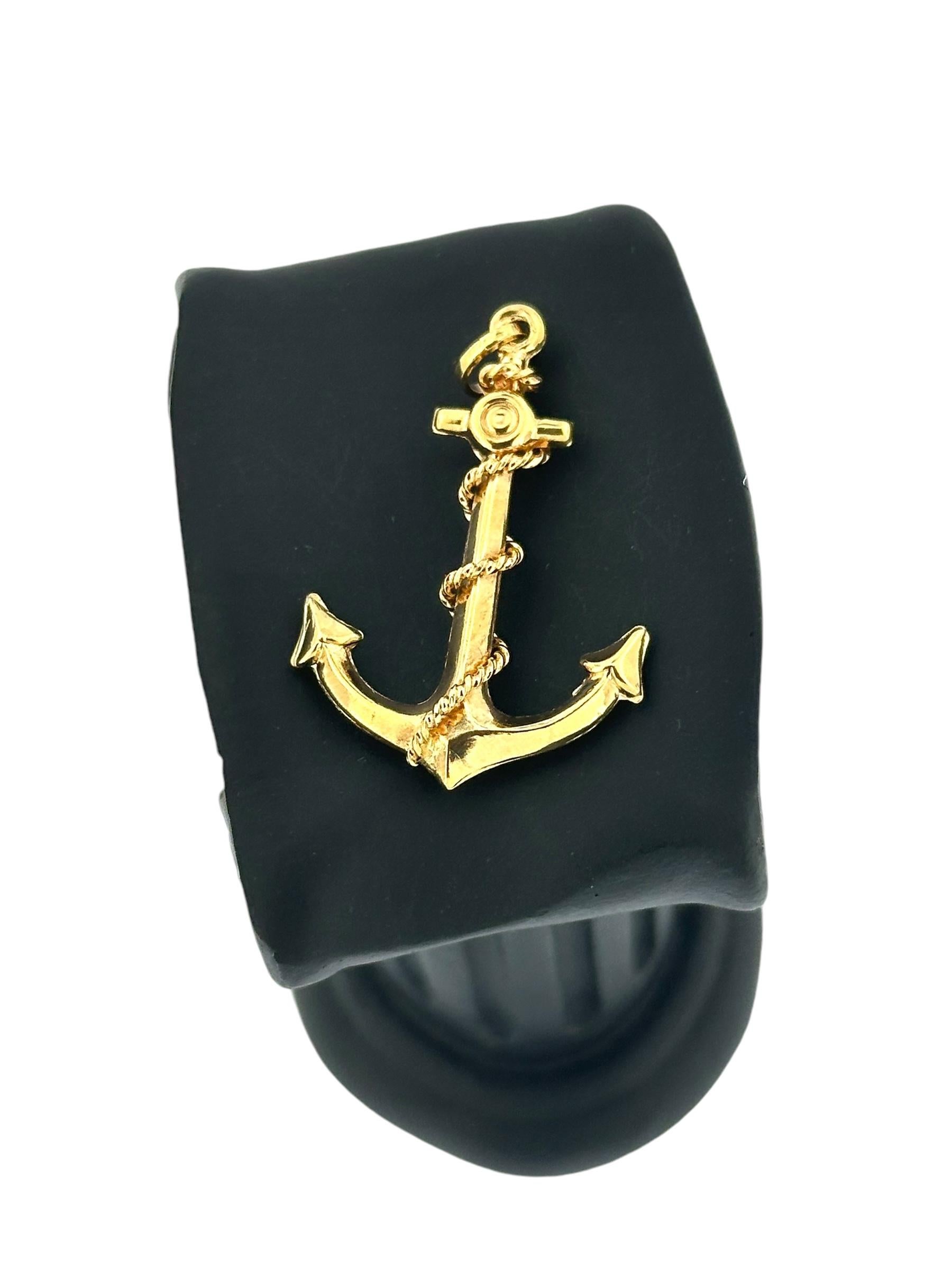 Ce pendentif en or jaune italien en forme d'ancre est un bijou captivant qui associe magnifiquement le symbolisme nautique à un savoir-faire exquis. Réalisé en or jaune 18 carats, ce pendentif incarne à la fois l'élégance et un thème maritime