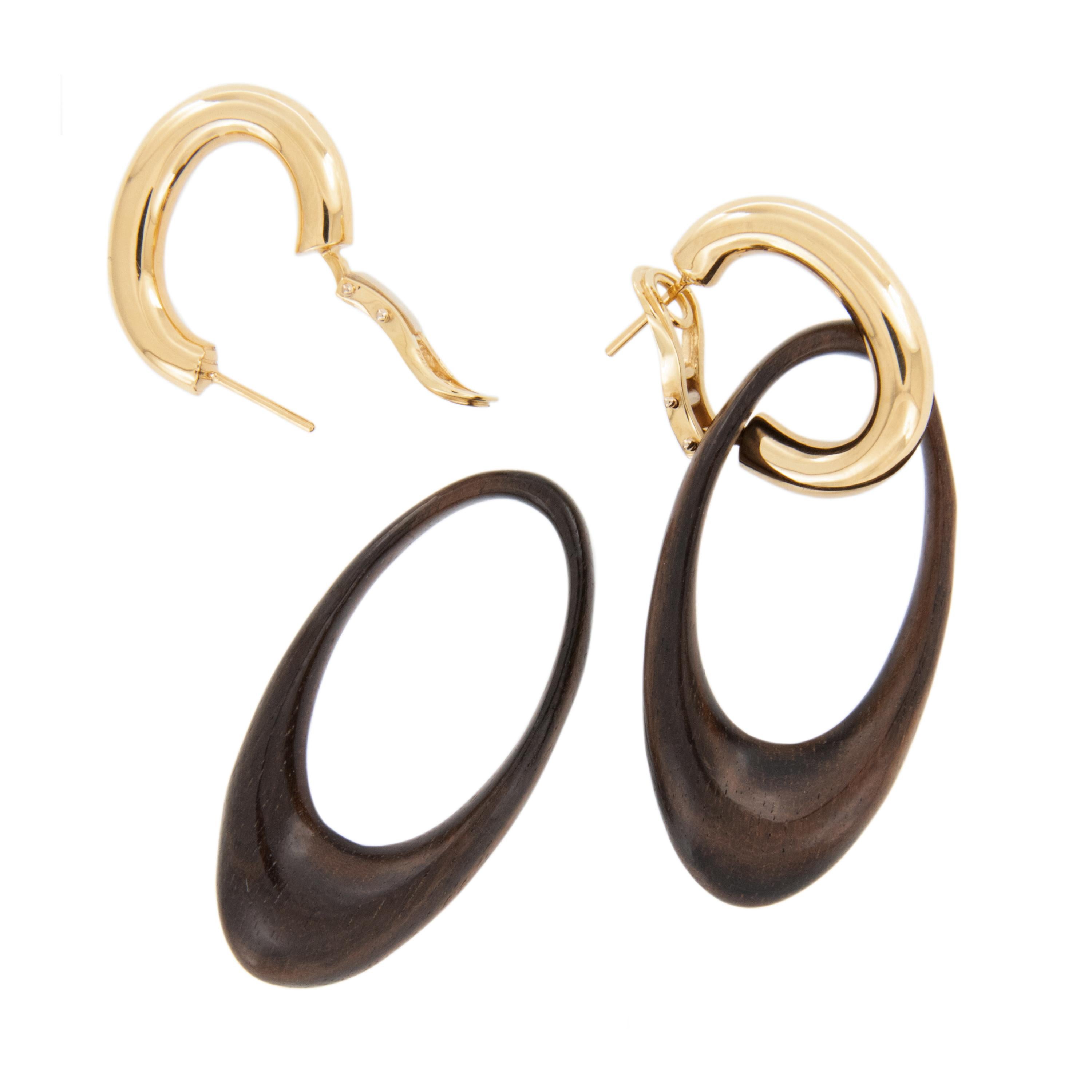 Italian 18 Karat Yellow Gold and Carved Rosewood Dangle Earrings In New Condition For Sale In Troy, MI
