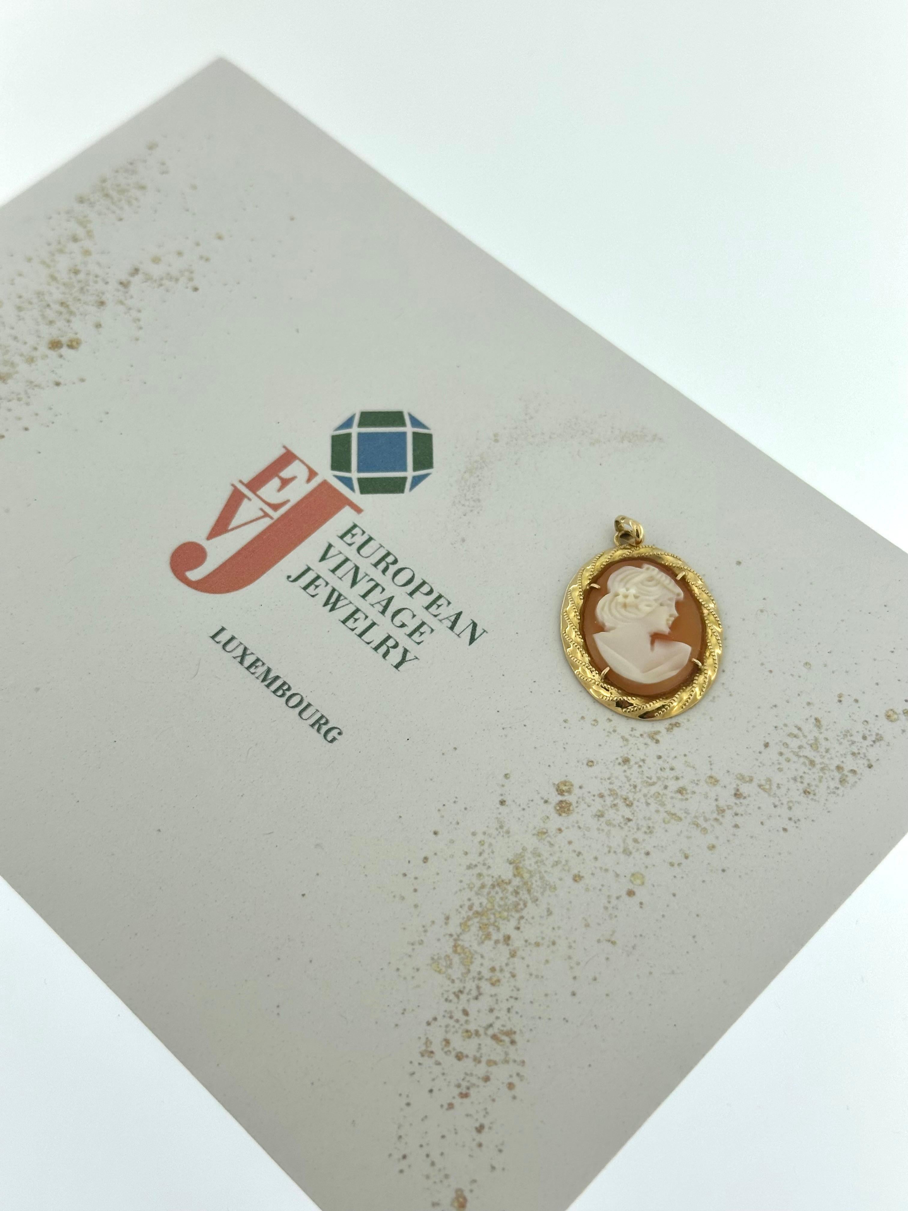 Ce pendentif camée italien en or jaune 18 carats est un bijou intemporel, incarnant la riche tradition de l'artisanat italien, en particulier de la célèbre région de Torre del Greco près de Naples, réputée pour ses camées exquis. Réalisé en or jaune