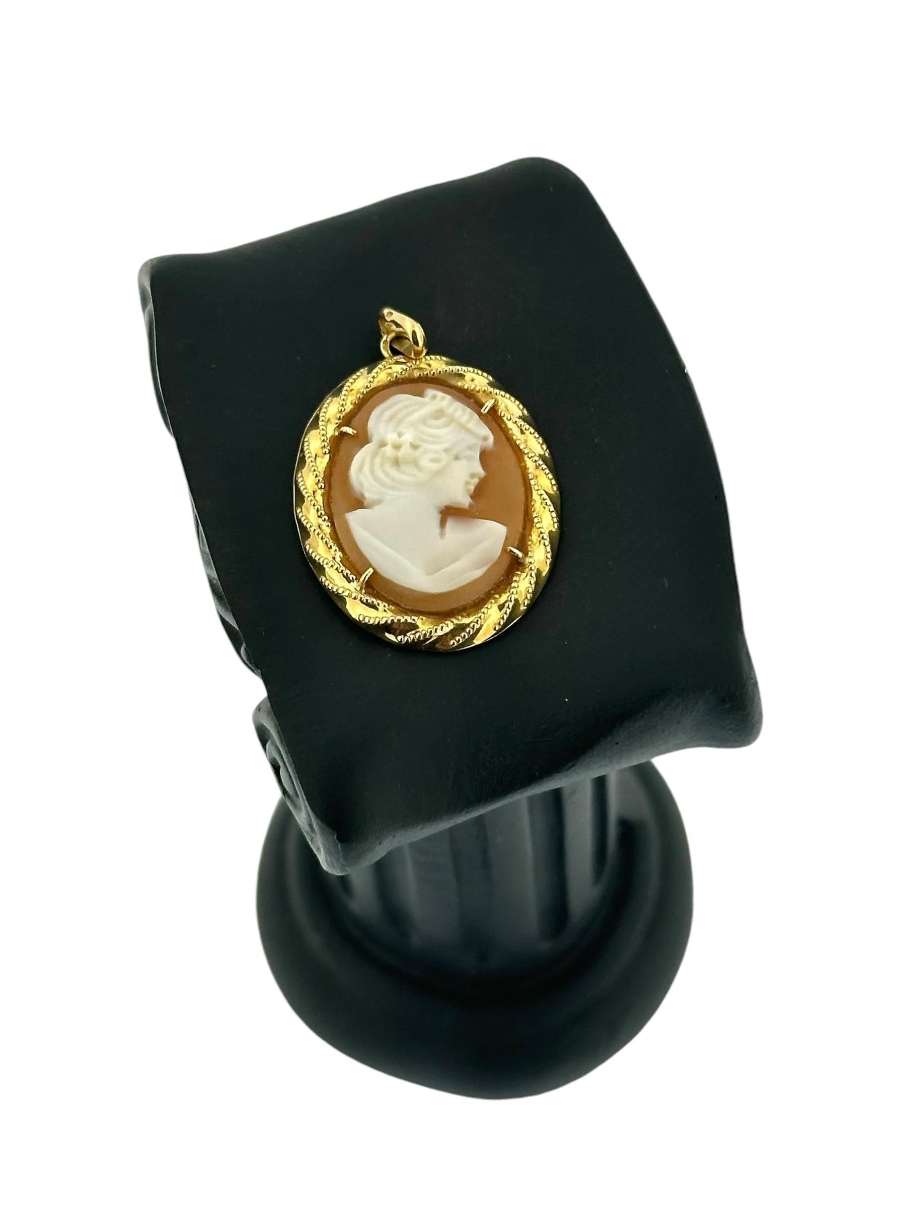 Artisan Pendentif camée italien en or jaune 18 carats en vente