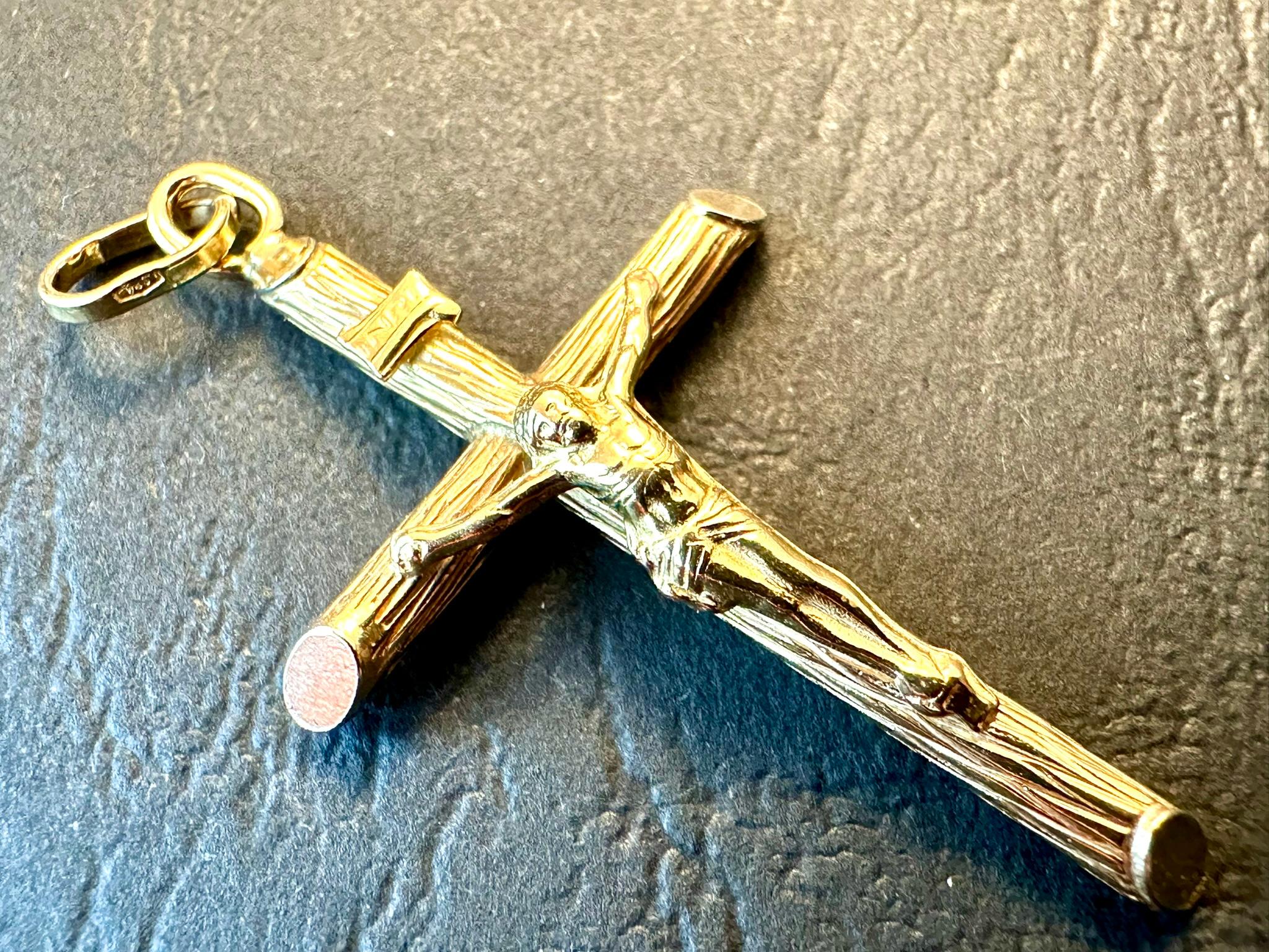 Italian 18 karat Yellow Gold Classic Crucifix 1