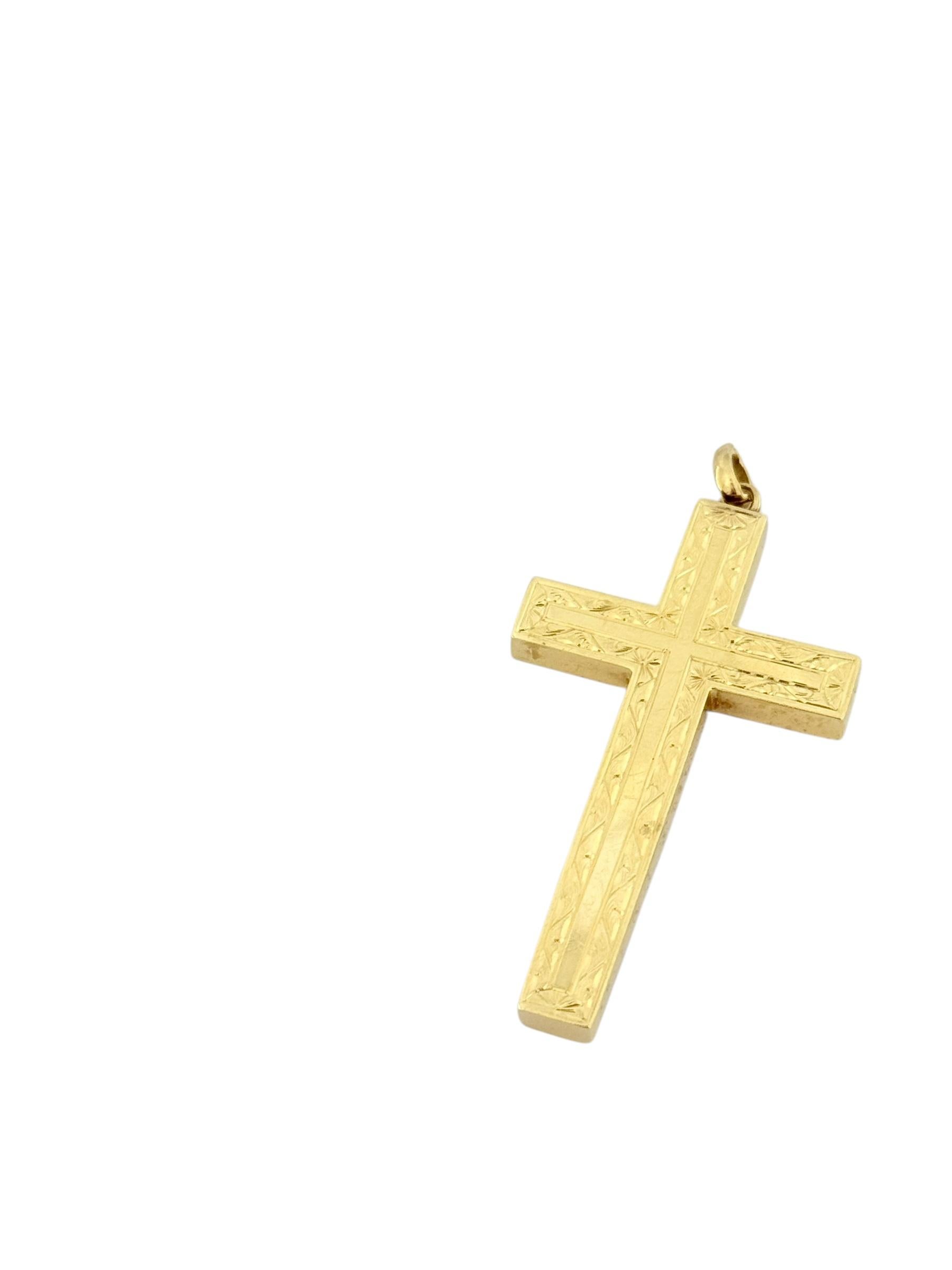 Esta Cruz Italiana Vintage de Oro Amarillo de 18 quilates es una pieza bellamente elaborada que combina el simbolismo religioso con un delicado arte. El diseño presenta una intrincada disposición de motivos florales, que rodean una brillante cruz