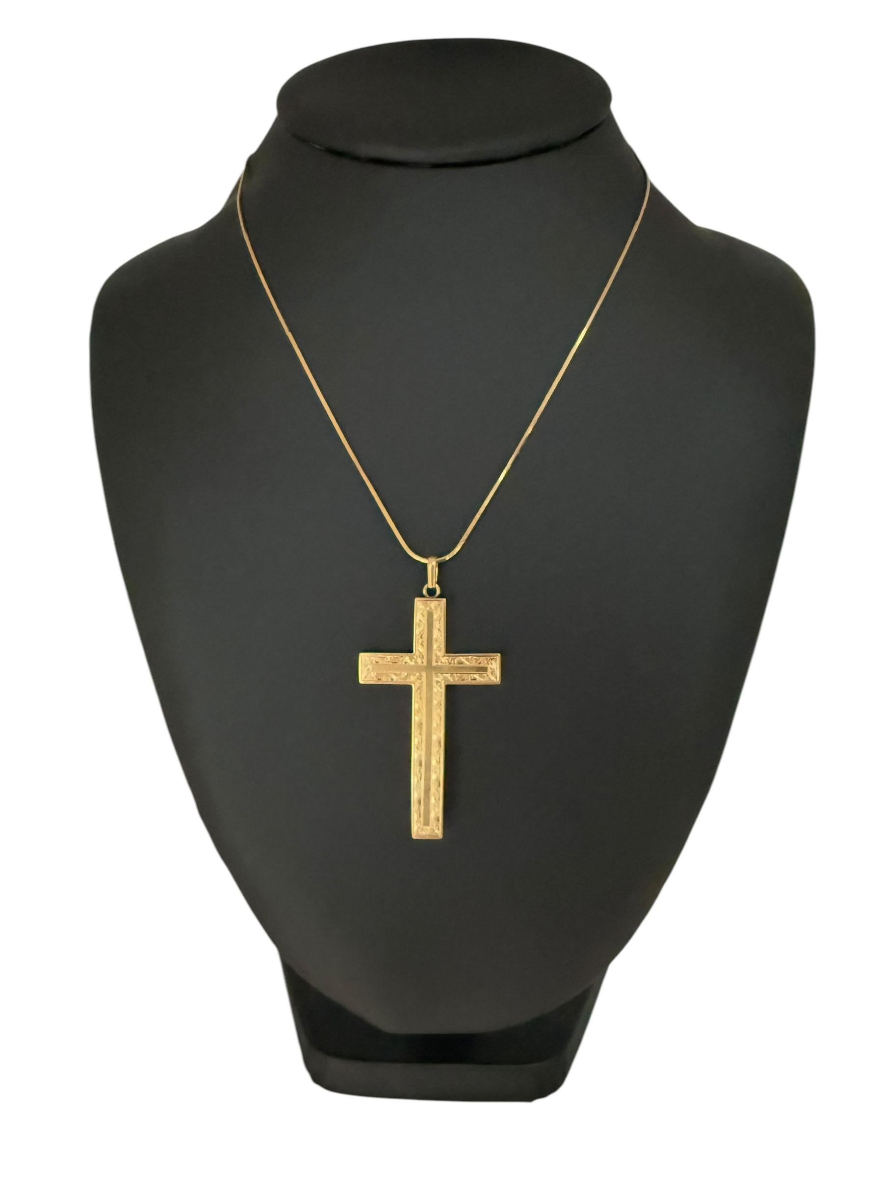Cruz italiana de oro amarillo de 18 quilates con motivos florales en venta 2