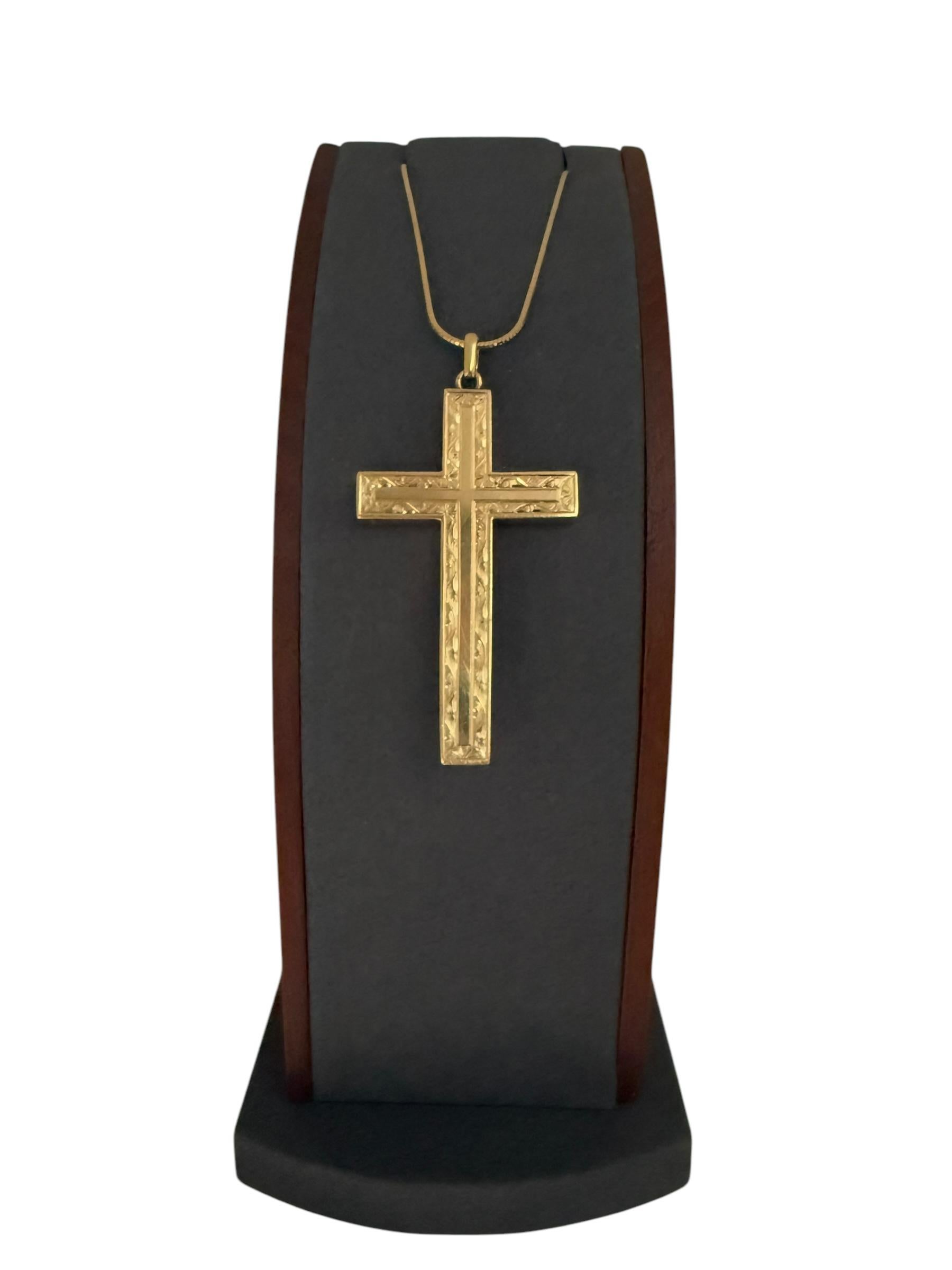 Cruz italiana de oro amarillo de 18 quilates con motivos florales en venta 3
