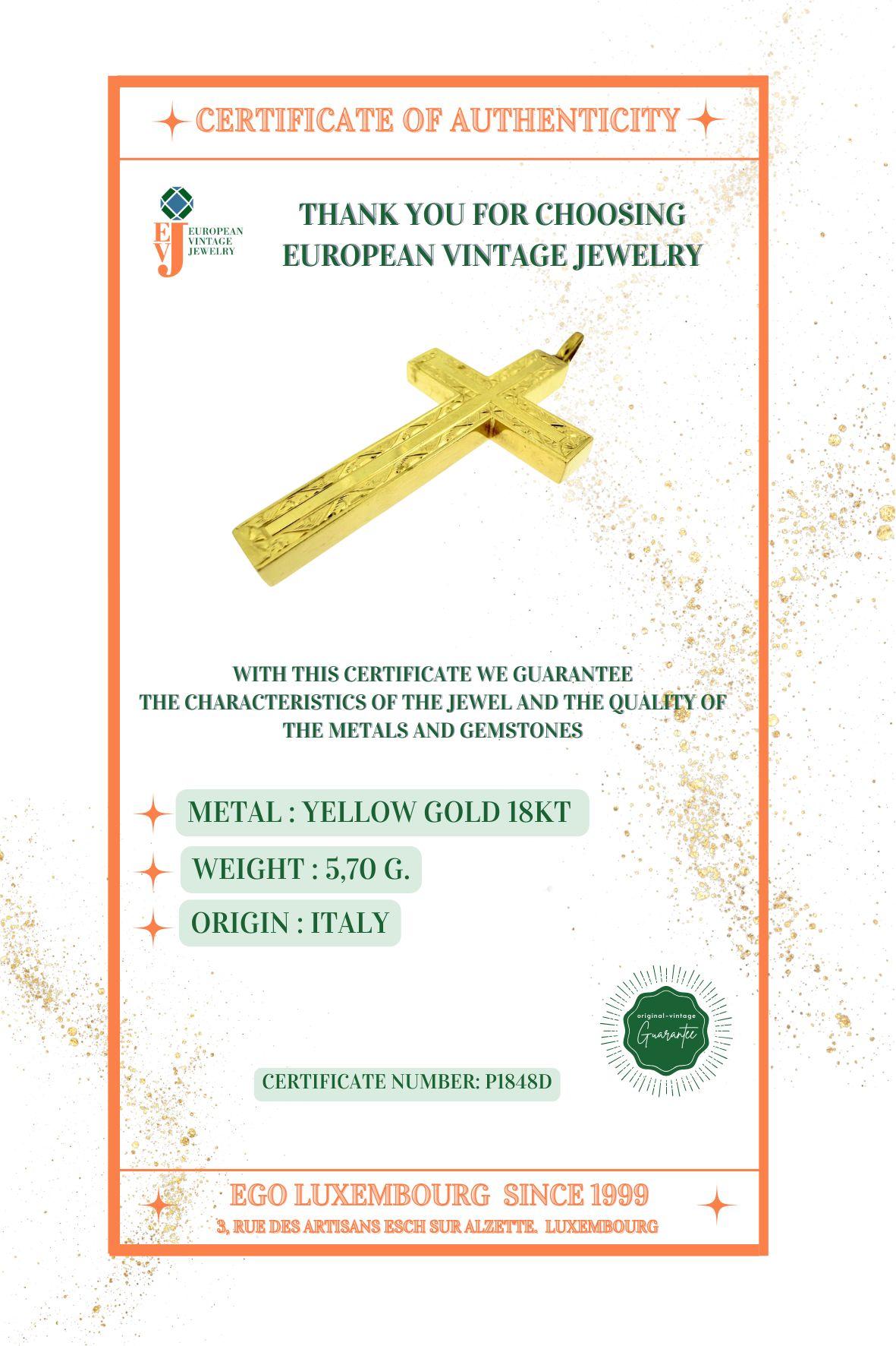 Cruz italiana de oro amarillo de 18 quilates con motivos florales en venta 4