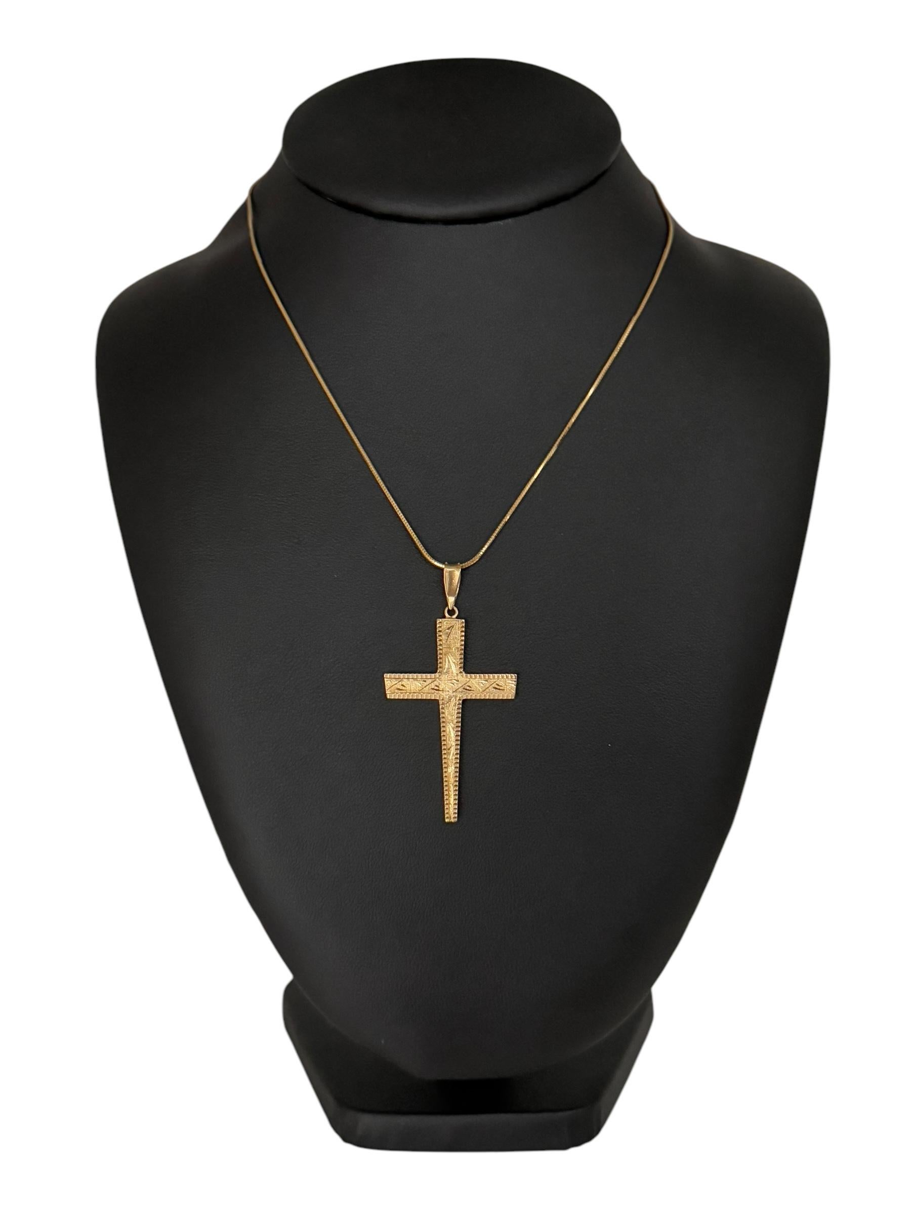 Croix italienne en or jaune 18 carats en vente 1
