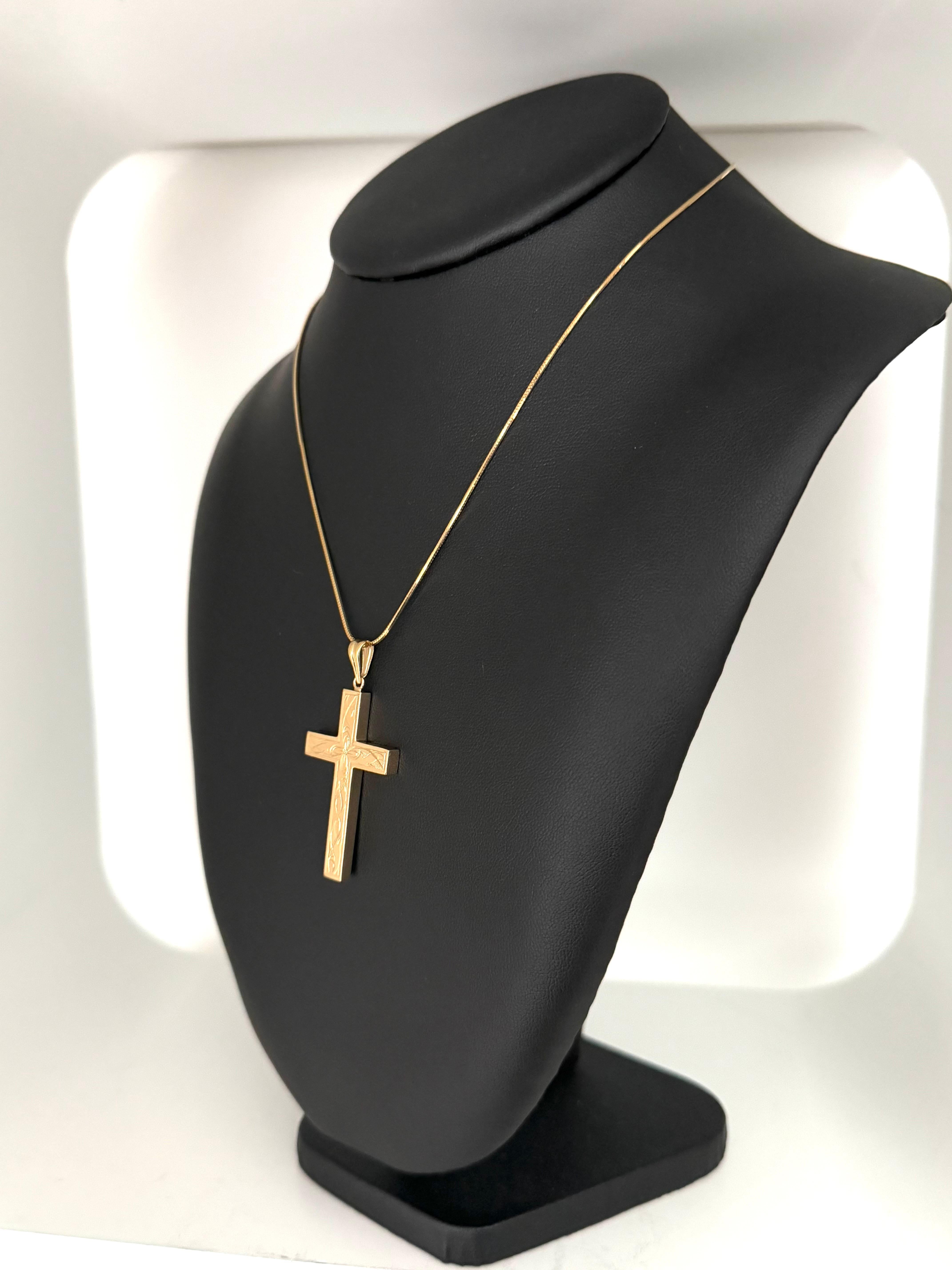 Artisan Croix italienne en or jaune 18 carats avec motif sculpté de fleurs en vente