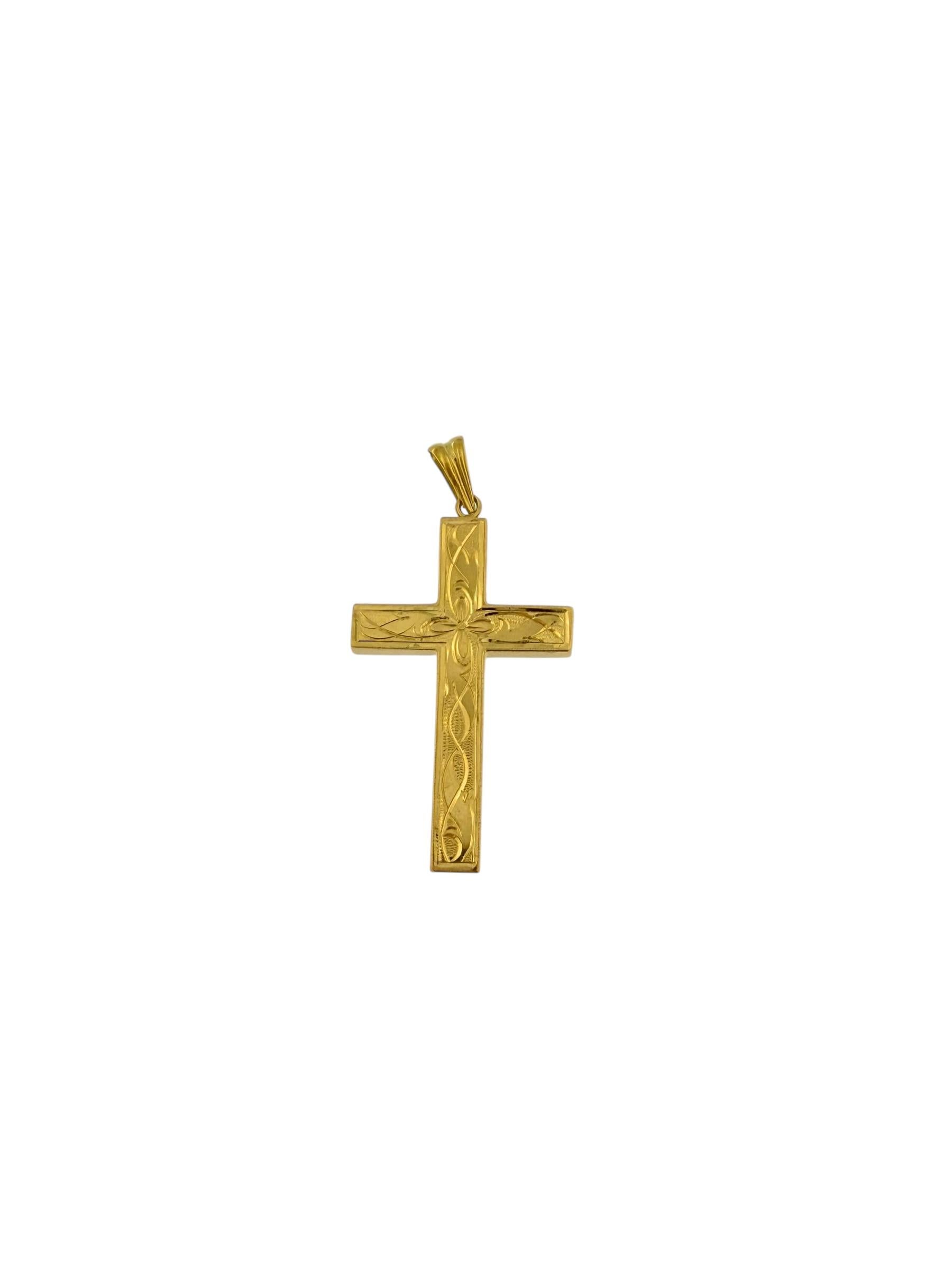 Croix italienne en or jaune 18 carats avec motif sculpté de fleurs Unisexe en vente