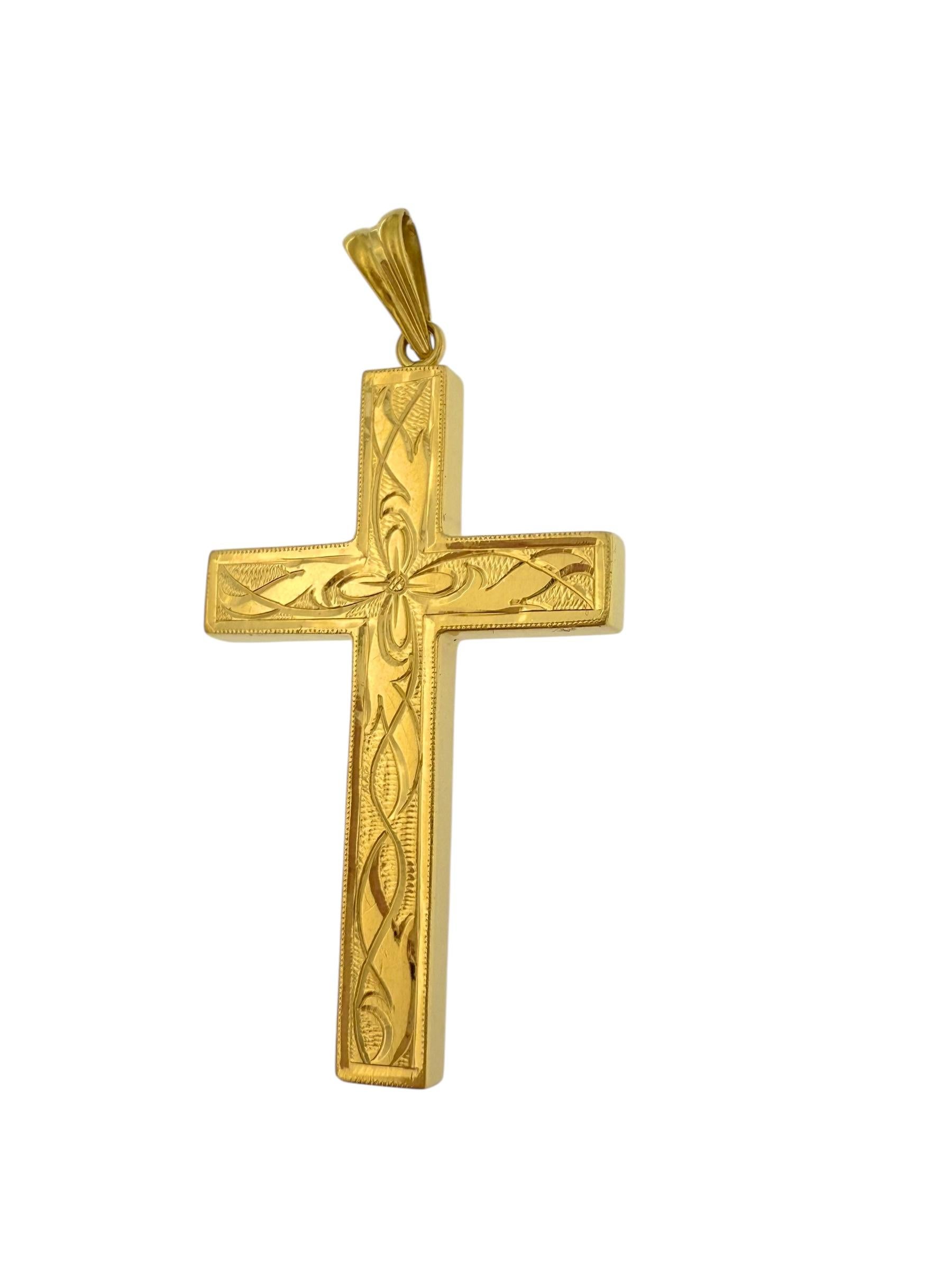 Croix italienne en or jaune 18 carats avec motif sculpté de fleurs en vente 1