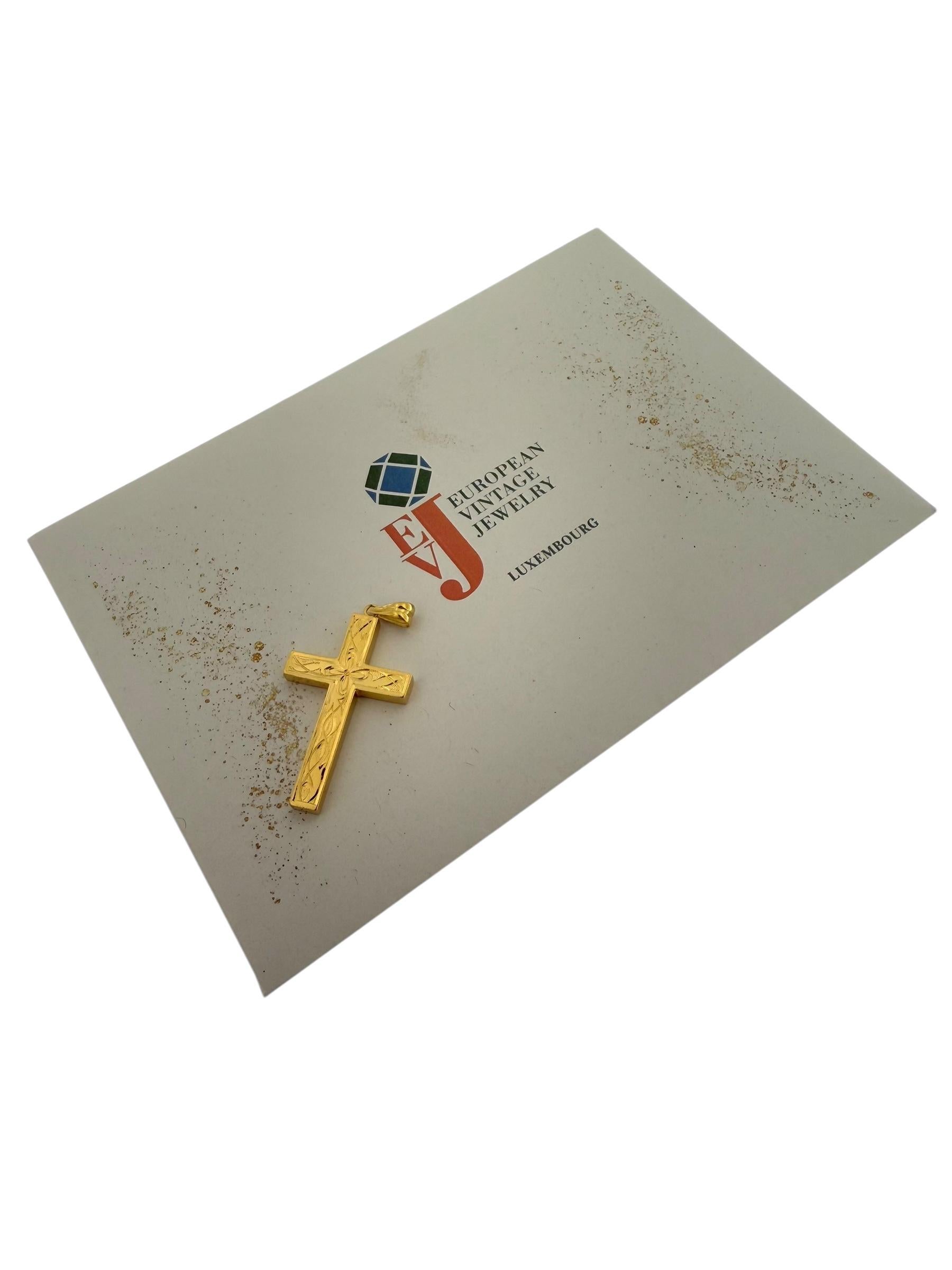 Croix italienne en or jaune 18 carats avec motif sculpté de fleurs en vente 3