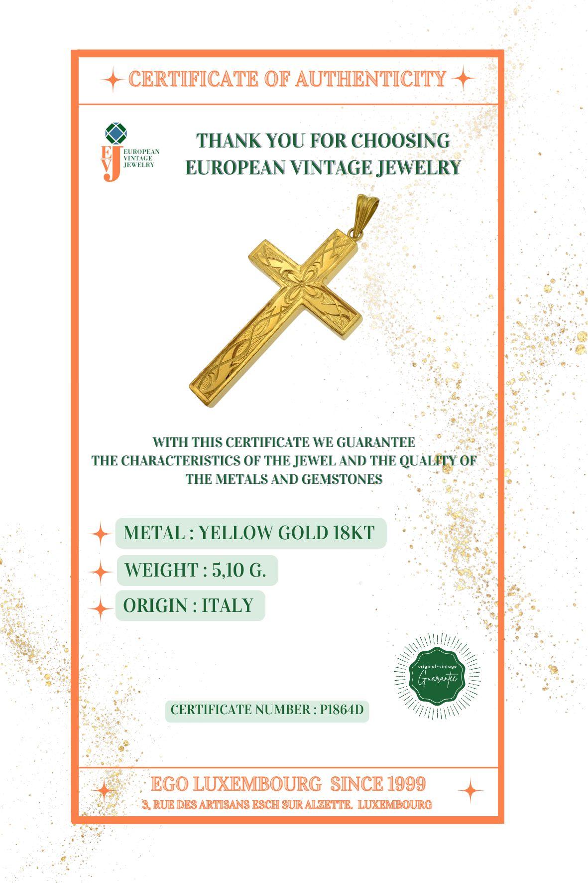 Croix italienne en or jaune 18 carats avec motif sculpté de fleurs en vente 4
