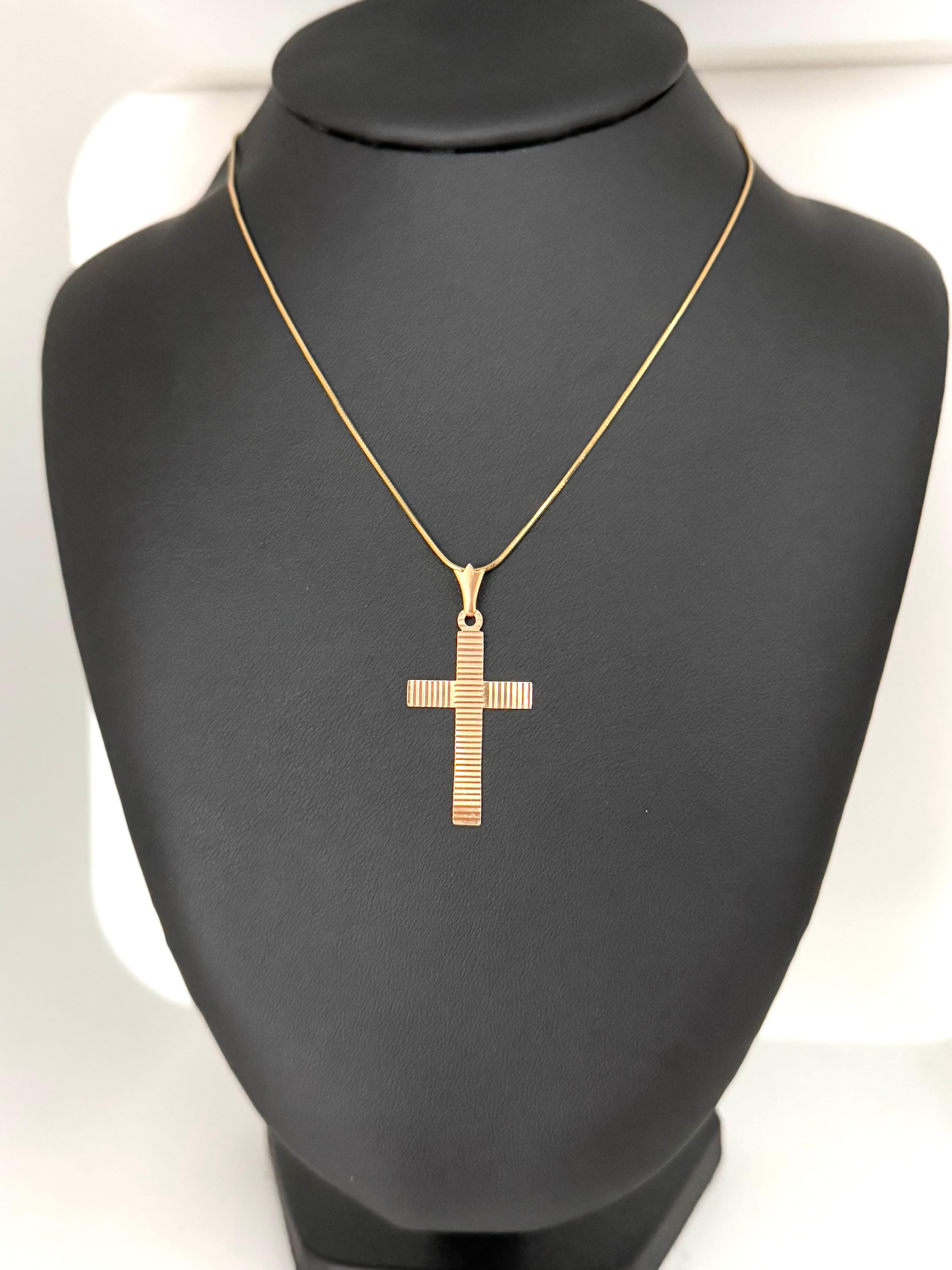 Cette croix italienne en or jaune 18kt présente un design géométrique épuré et moderne, offrant un mélange raffiné d'élégance minimaliste et de confort quotidien. Fabriquée en or jaune 18 carats chaud et brillant, la croix présente des lignes