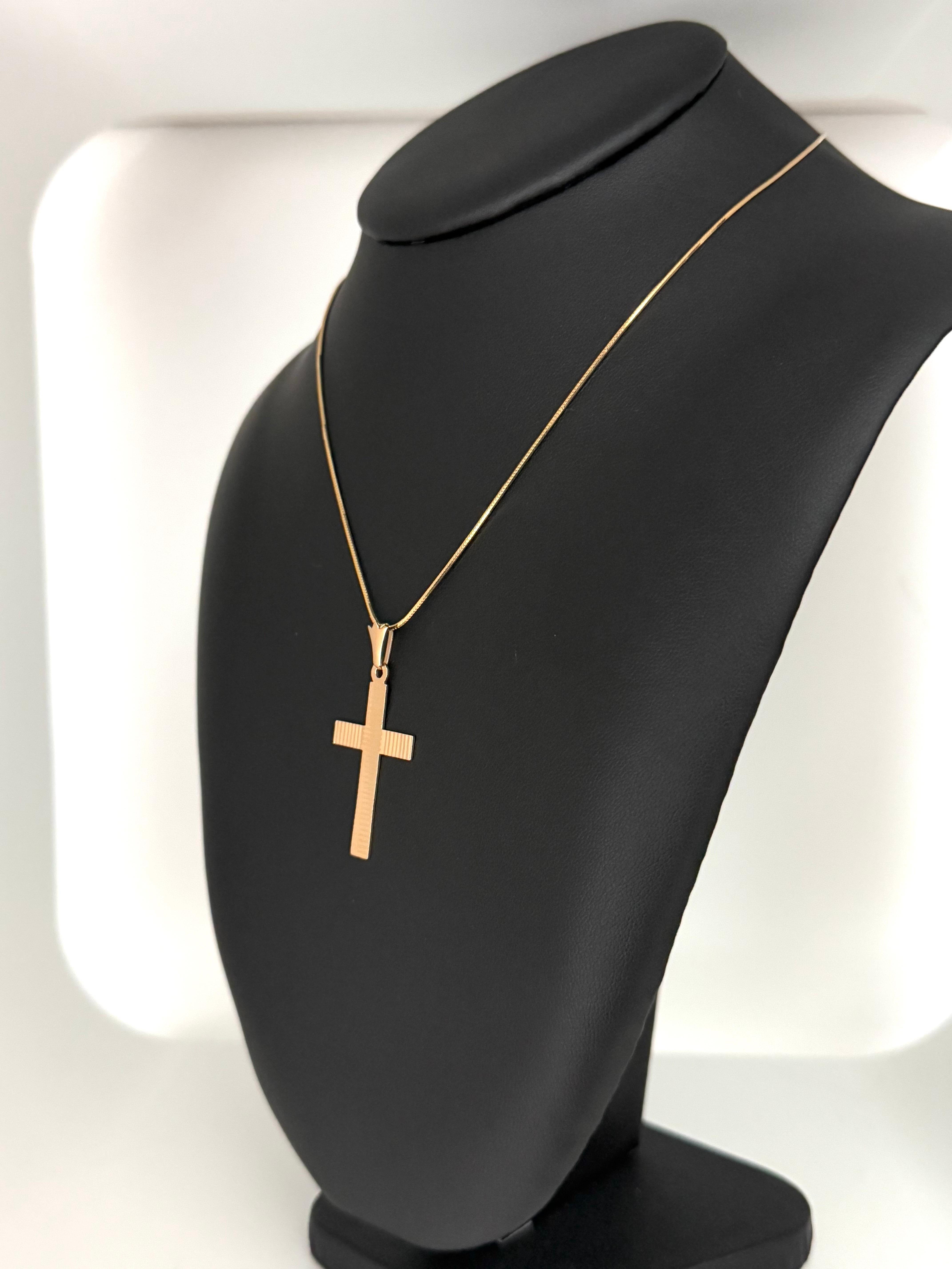 Moderne Croix italienne en or jaune 18 carats au design géométrique en vente