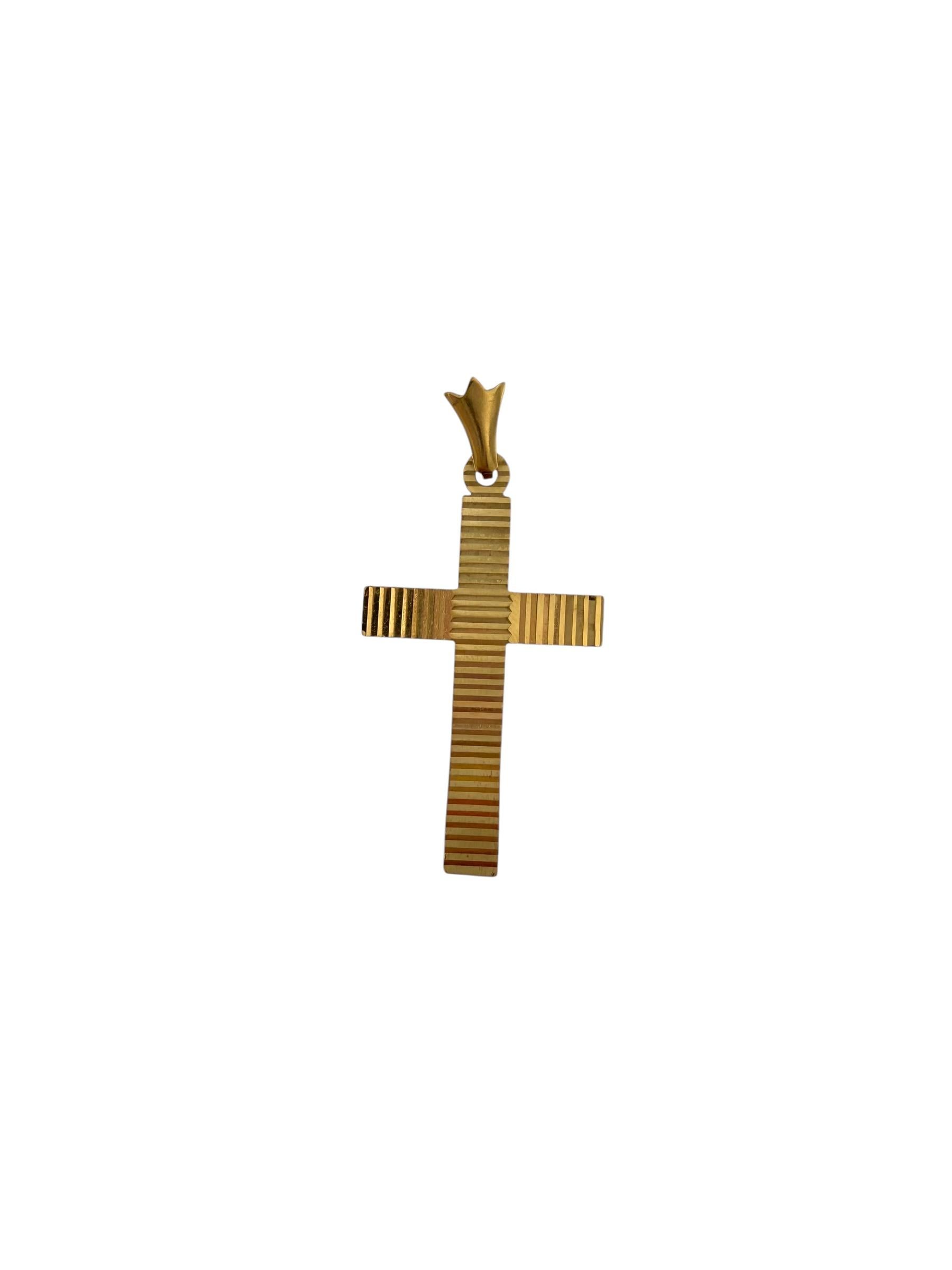 Croix italienne en or jaune 18 carats au design géométrique Bon état - En vente à Esch sur Alzette, Esch-sur-Alzette