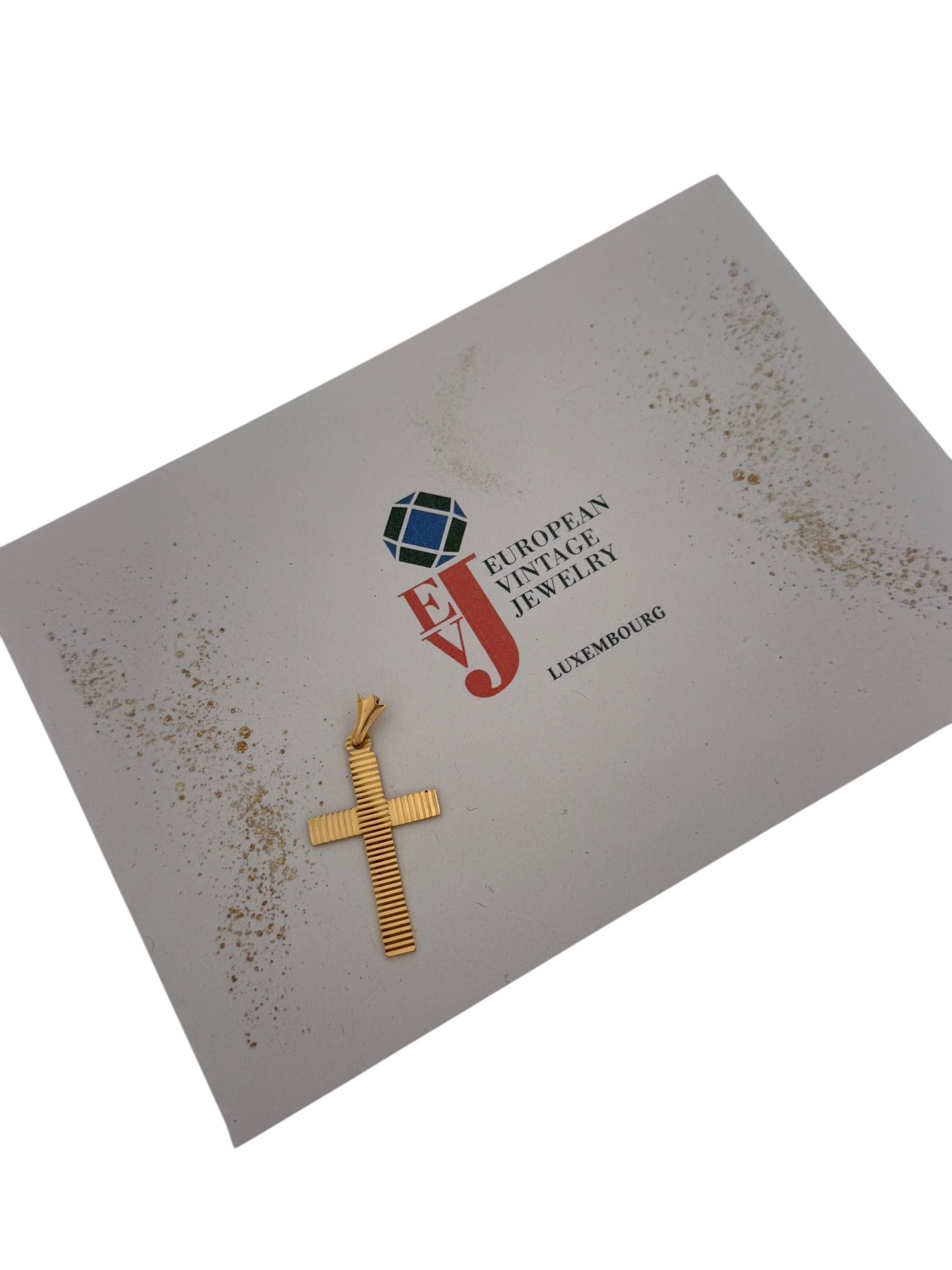 Croix italienne en or jaune 18 carats au design géométrique en vente 4
