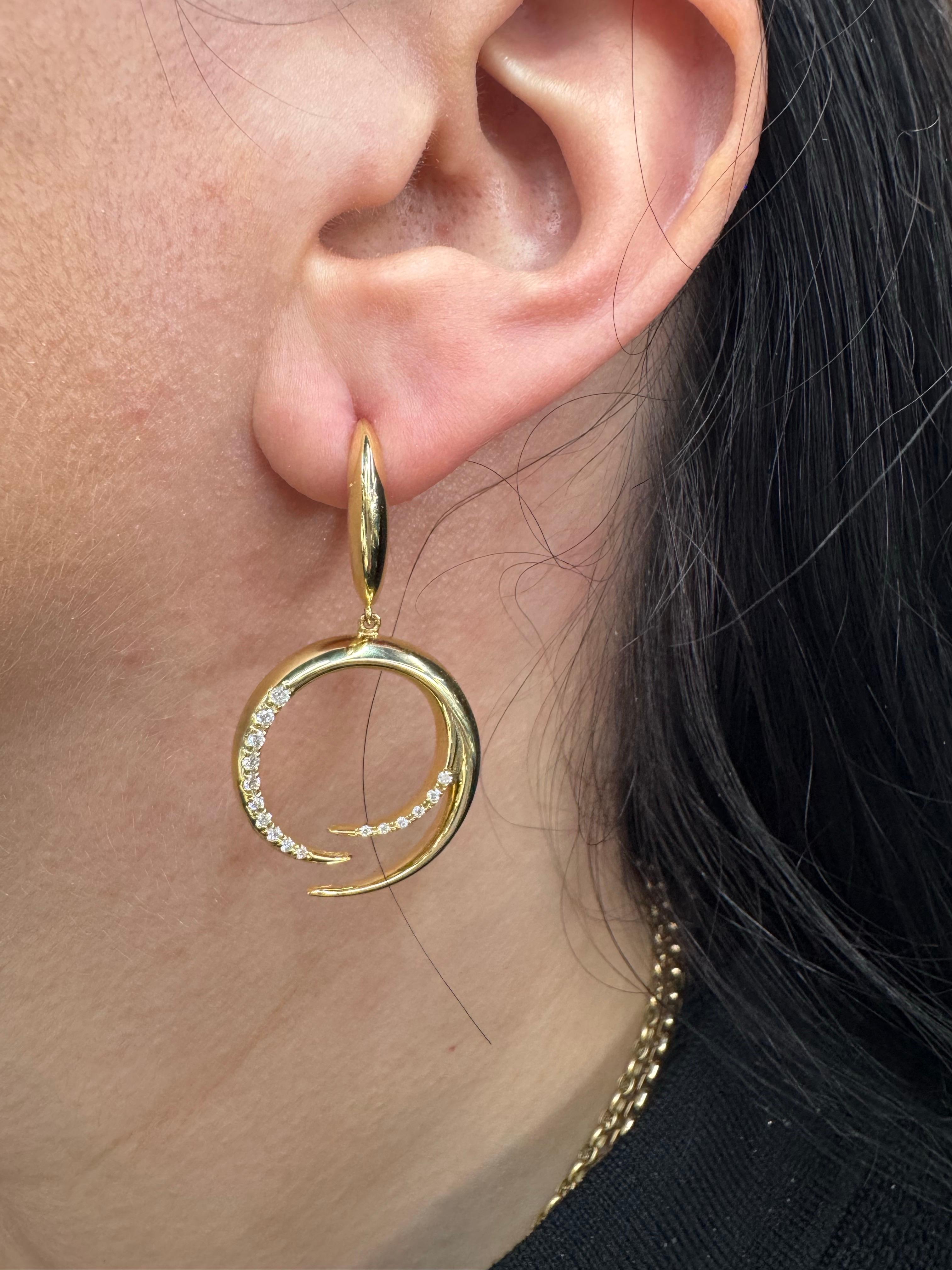 Scultorei ed eleganti, questi orecchini a goccia di produzione italiana sono realizzati in luminoso oro giallo 18 carati e presentano un sorprendente design a spirale aperta. Impreziosito da 32 diamanti rotondi a taglio brillante per un totale di