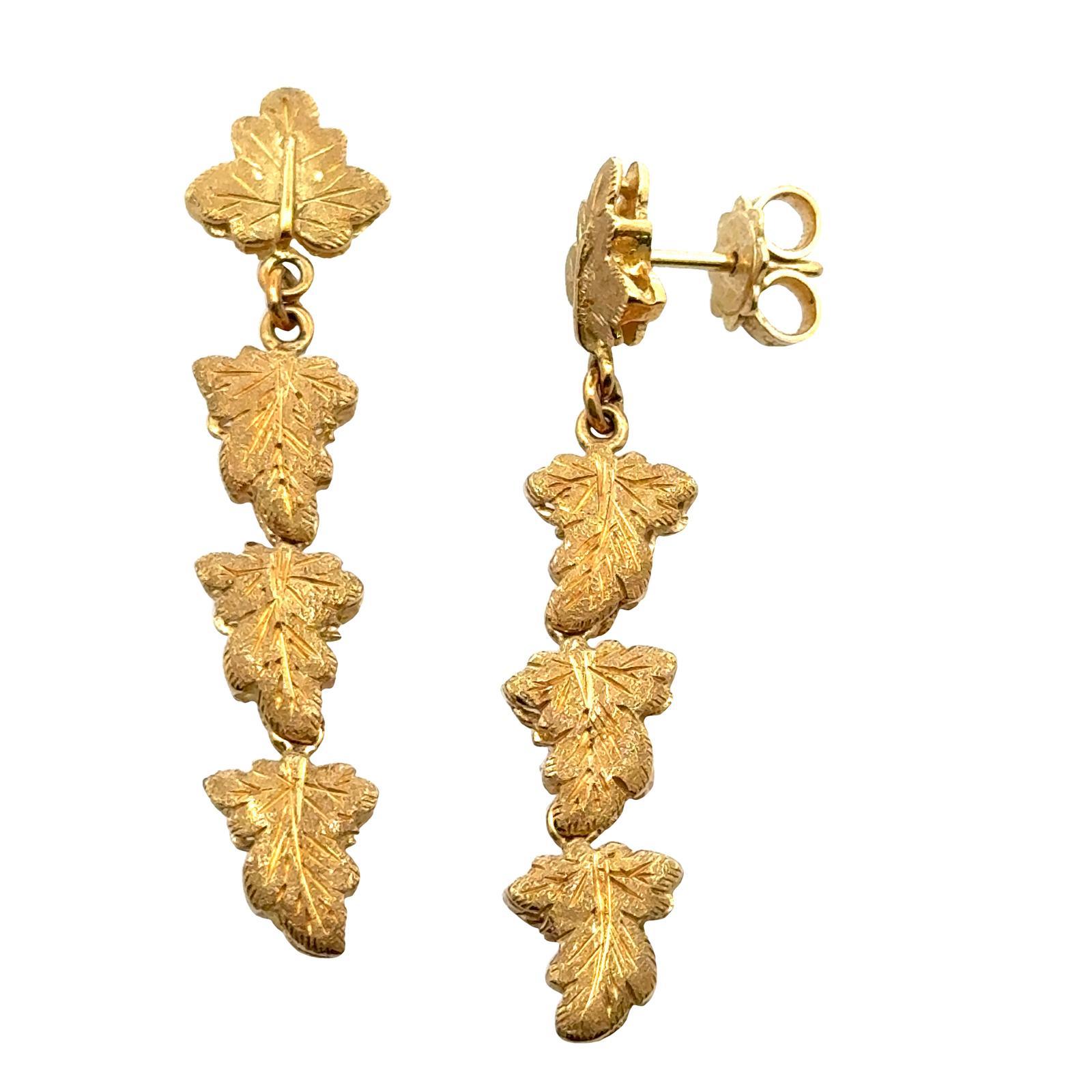Italian 18 Karat Yellow Gold Leaf Dangle Earrings Signed Fabbrini  In Excellent Condition For Sale In Boca Raton, FL