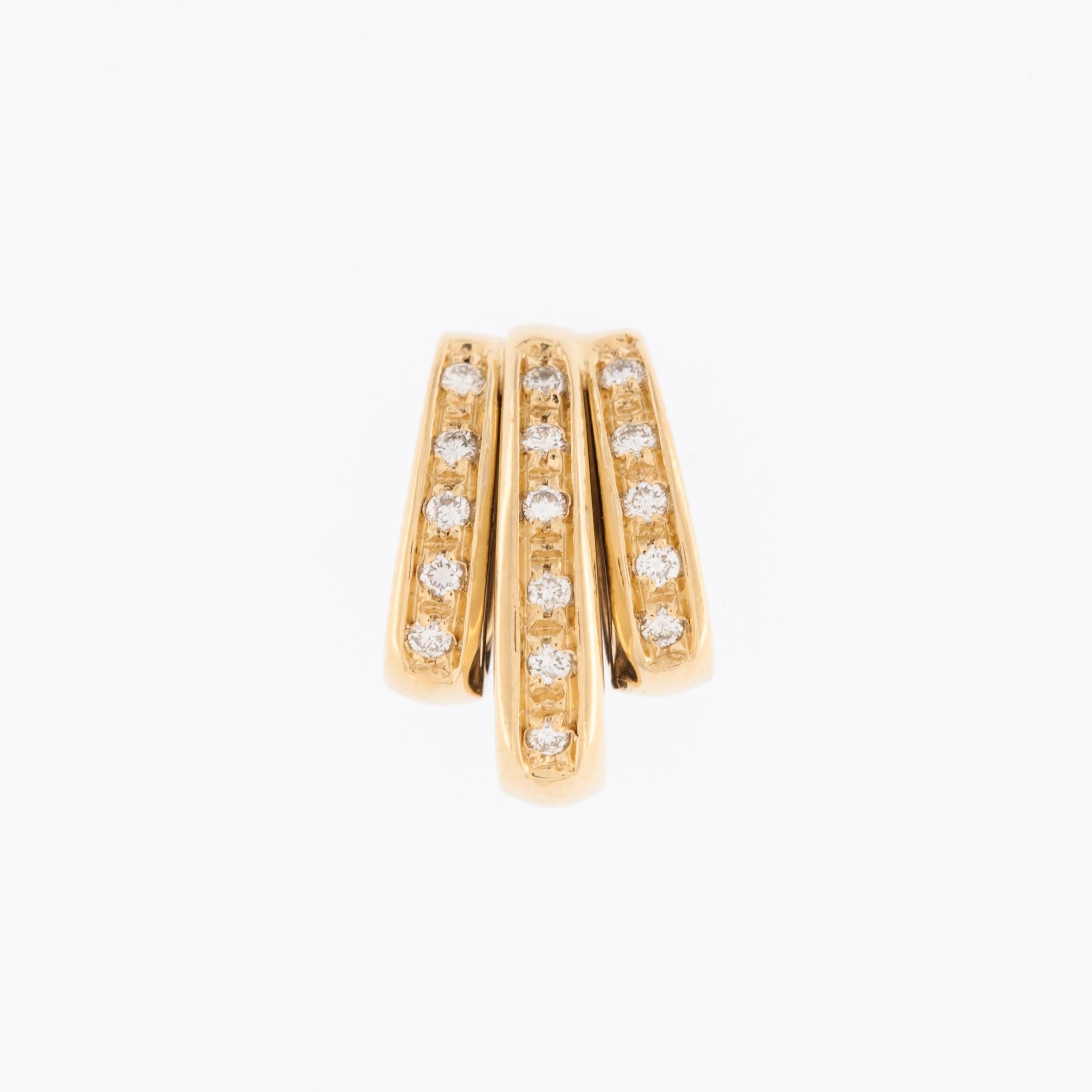 This Italian 18 karat yellow gold pendant is a true embodiment of craftsmanship and elegance. Meticulously crafted in the renowned Italian tradition of jewelry making, it reflects the country's rich heritage of artistry and design.

The pendant
