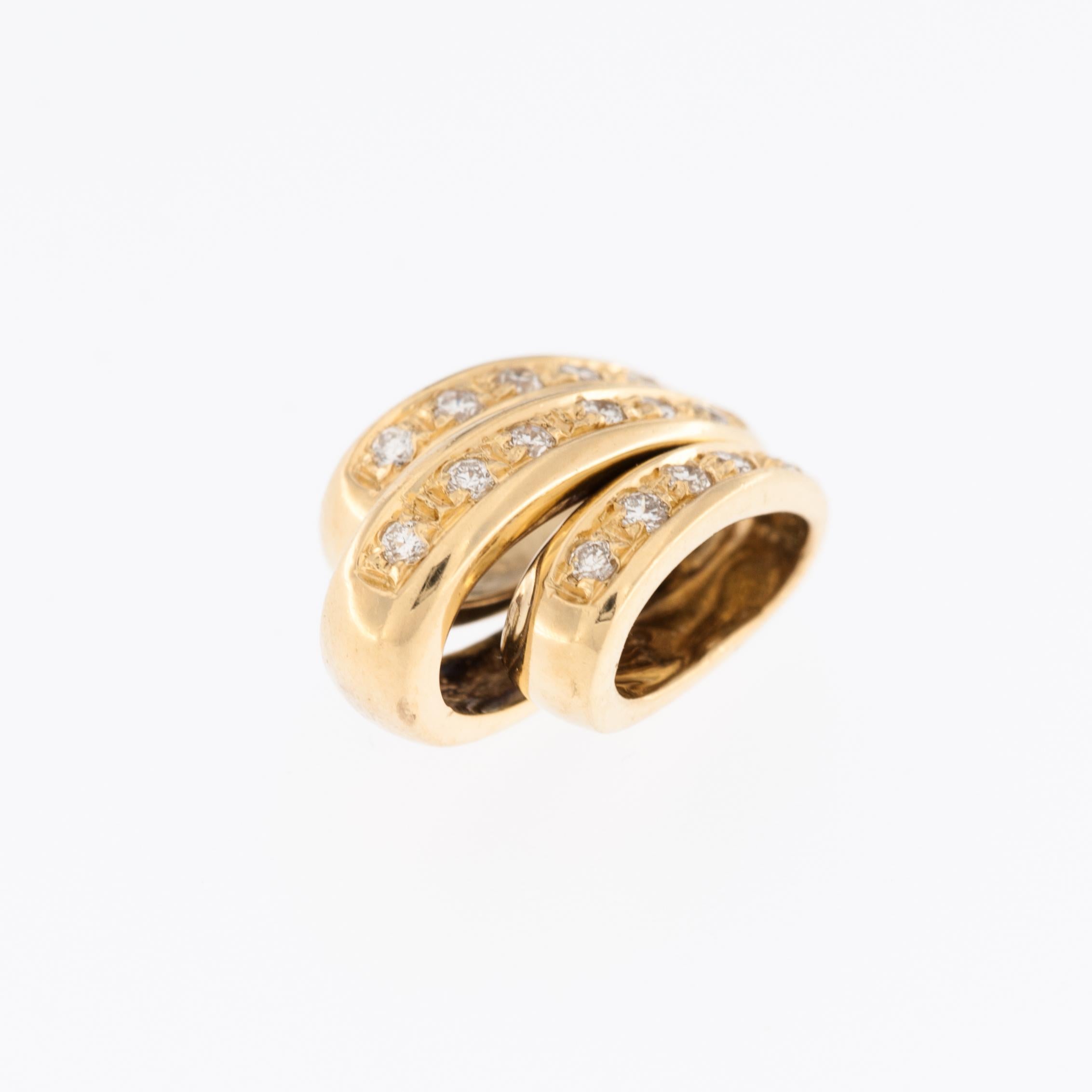 Taille brillant Pendentif italien en or jaune 18 carats avec diamants en vente