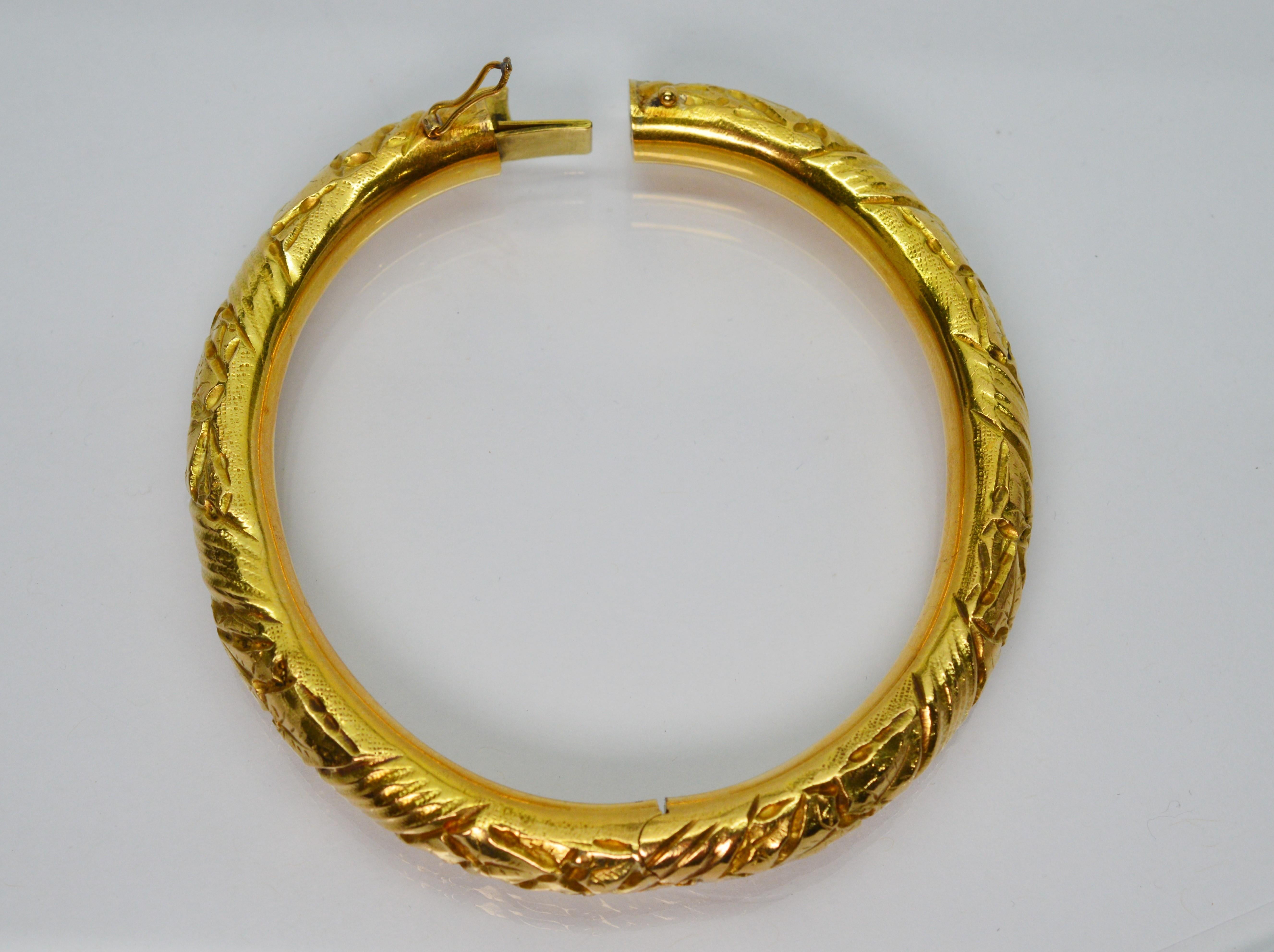 Women's Italian 18 Karat Yellow Gold Retro Style Bangle Bracelet For Sale
