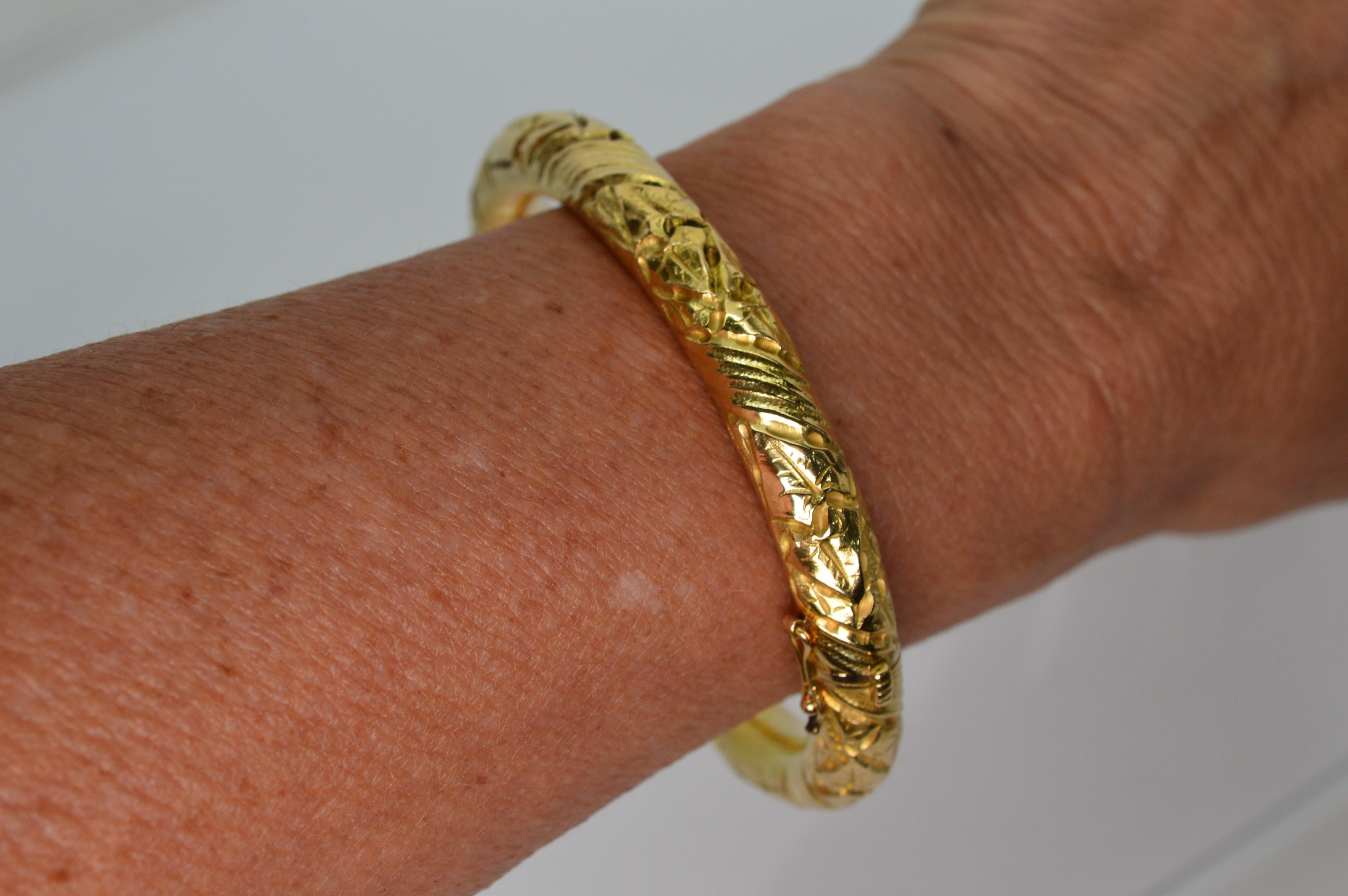 Italian 18 Karat Yellow Gold Retro Style Bangle Bracelet For Sale 2