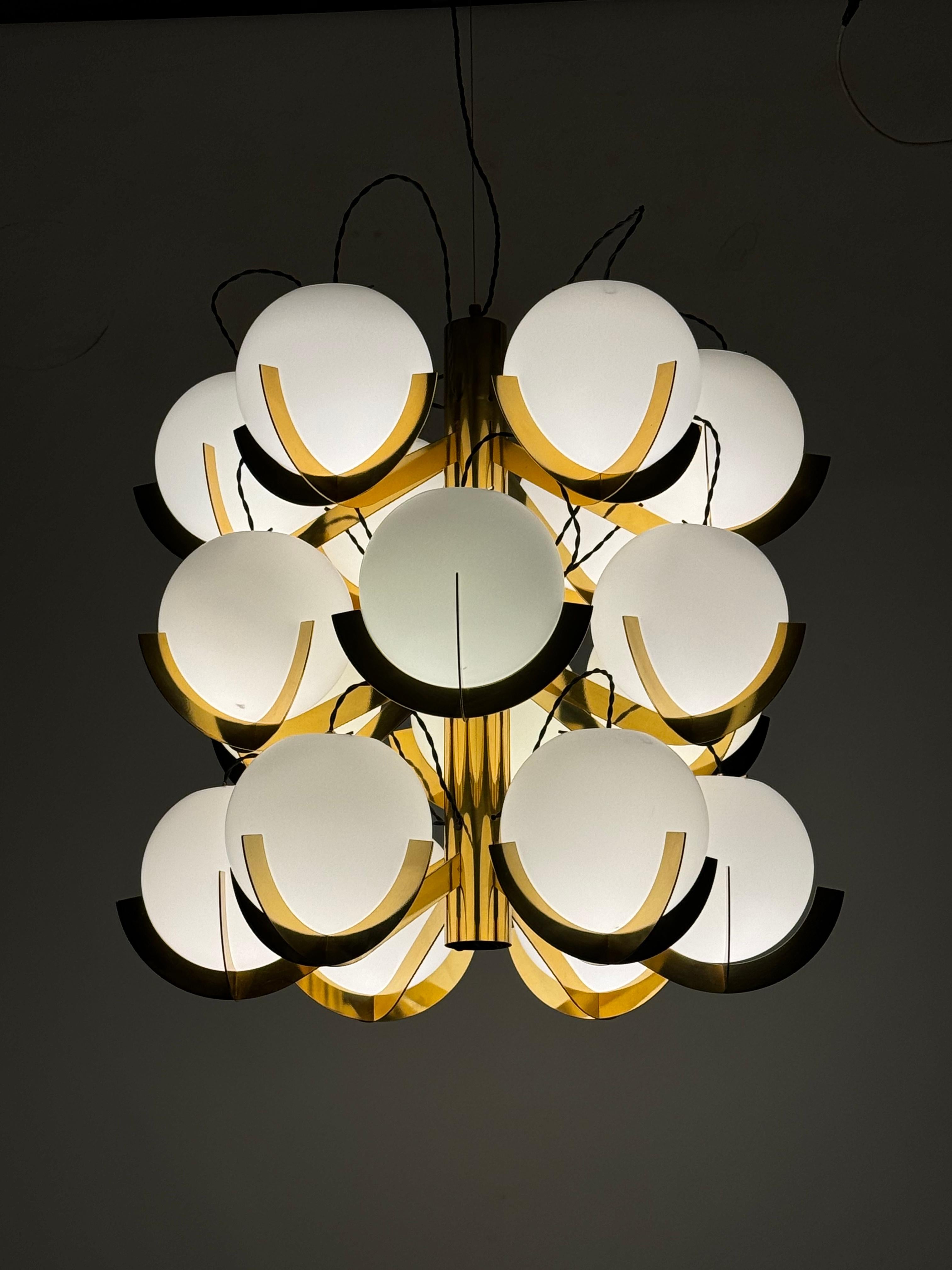 Italienischer 18-flammiger Sputnik-Kronleuchter aus Messing und Opalglas von Fotone Design 1