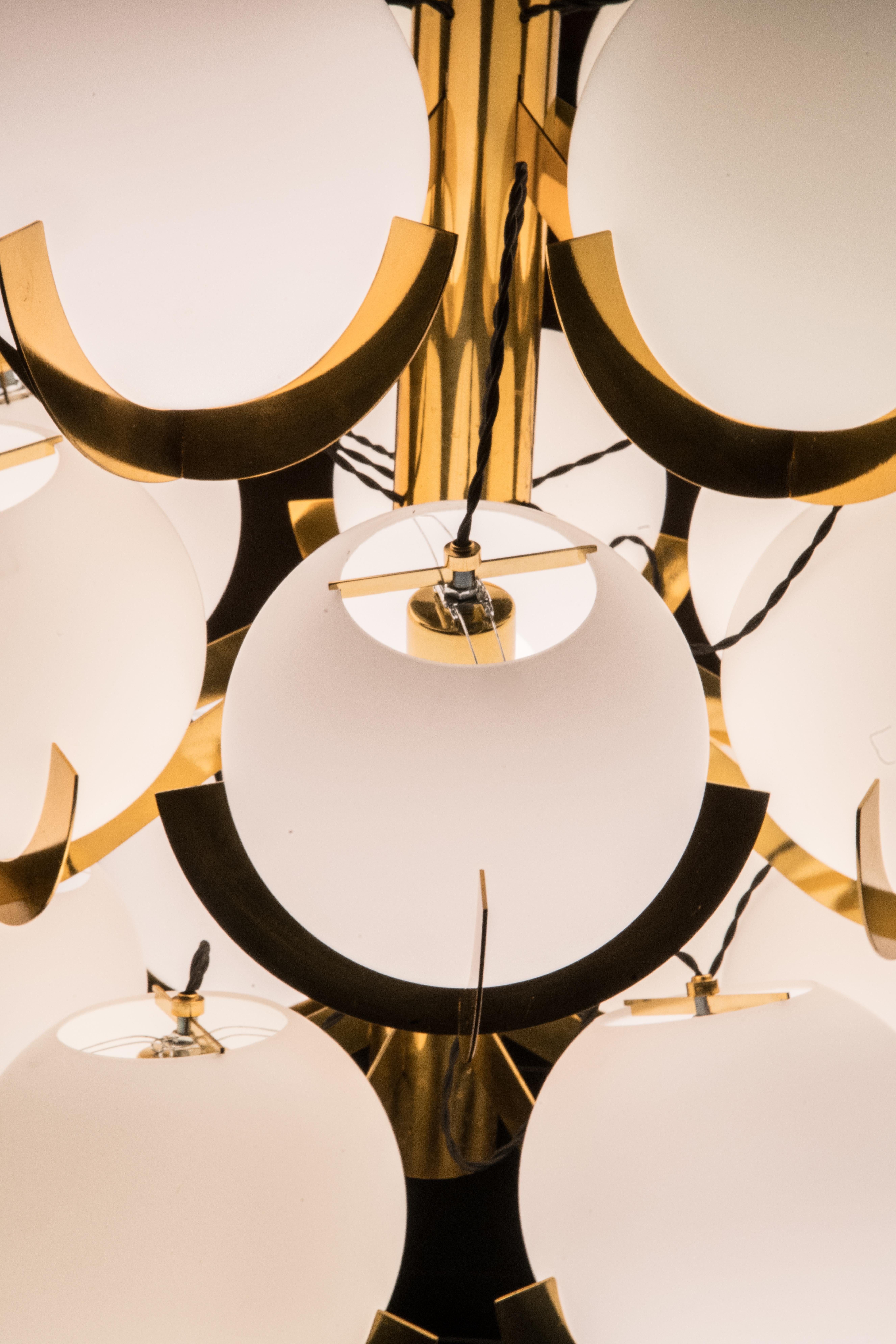 Lustre Sputnik italien à 18 lumières en laiton et verre opalin par Fotone Design en vente 4