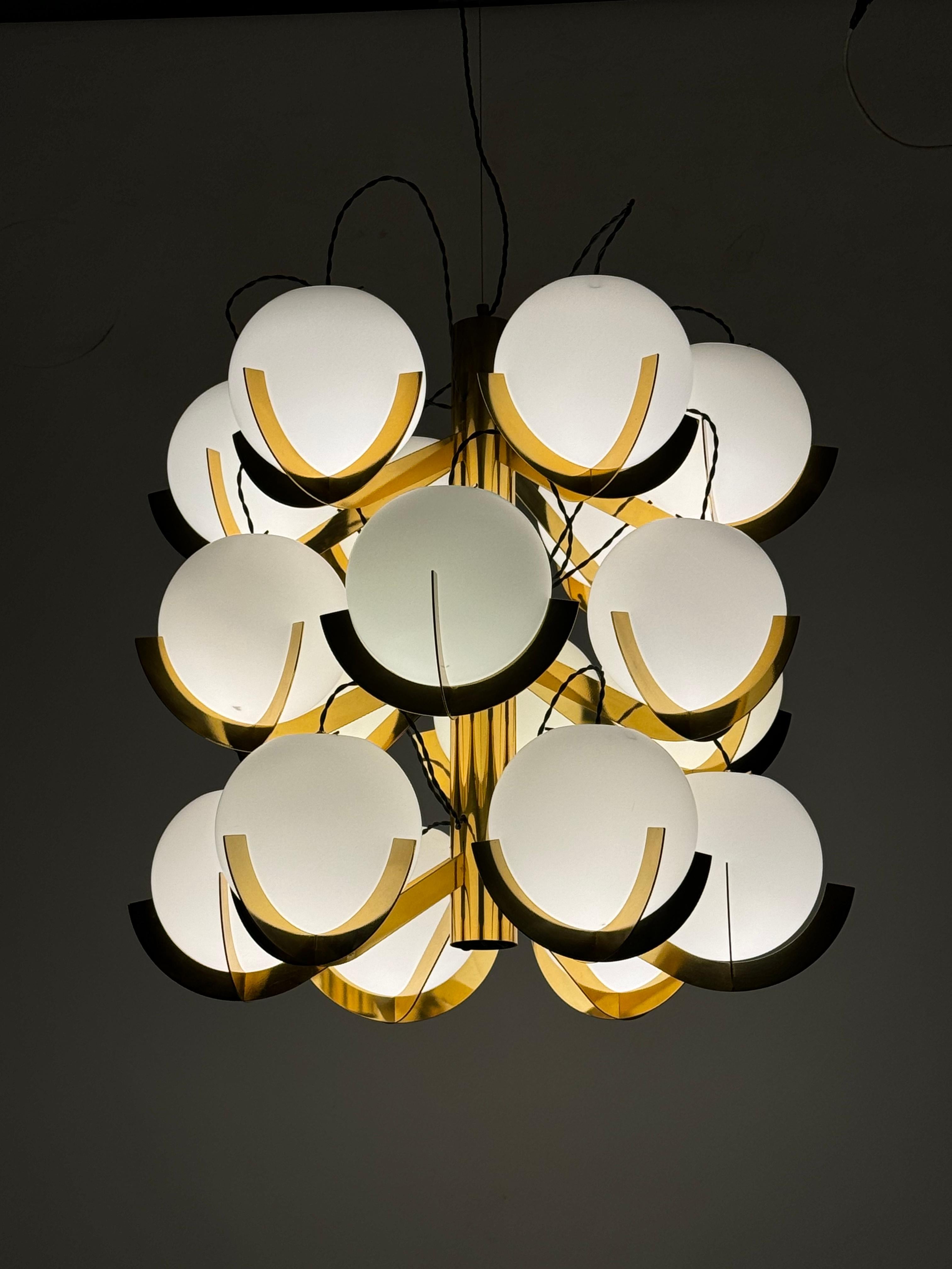 Italienischer 18-flammiger Sputnik-Kronleuchter aus Messing und Opalglas von Fotone Design 2