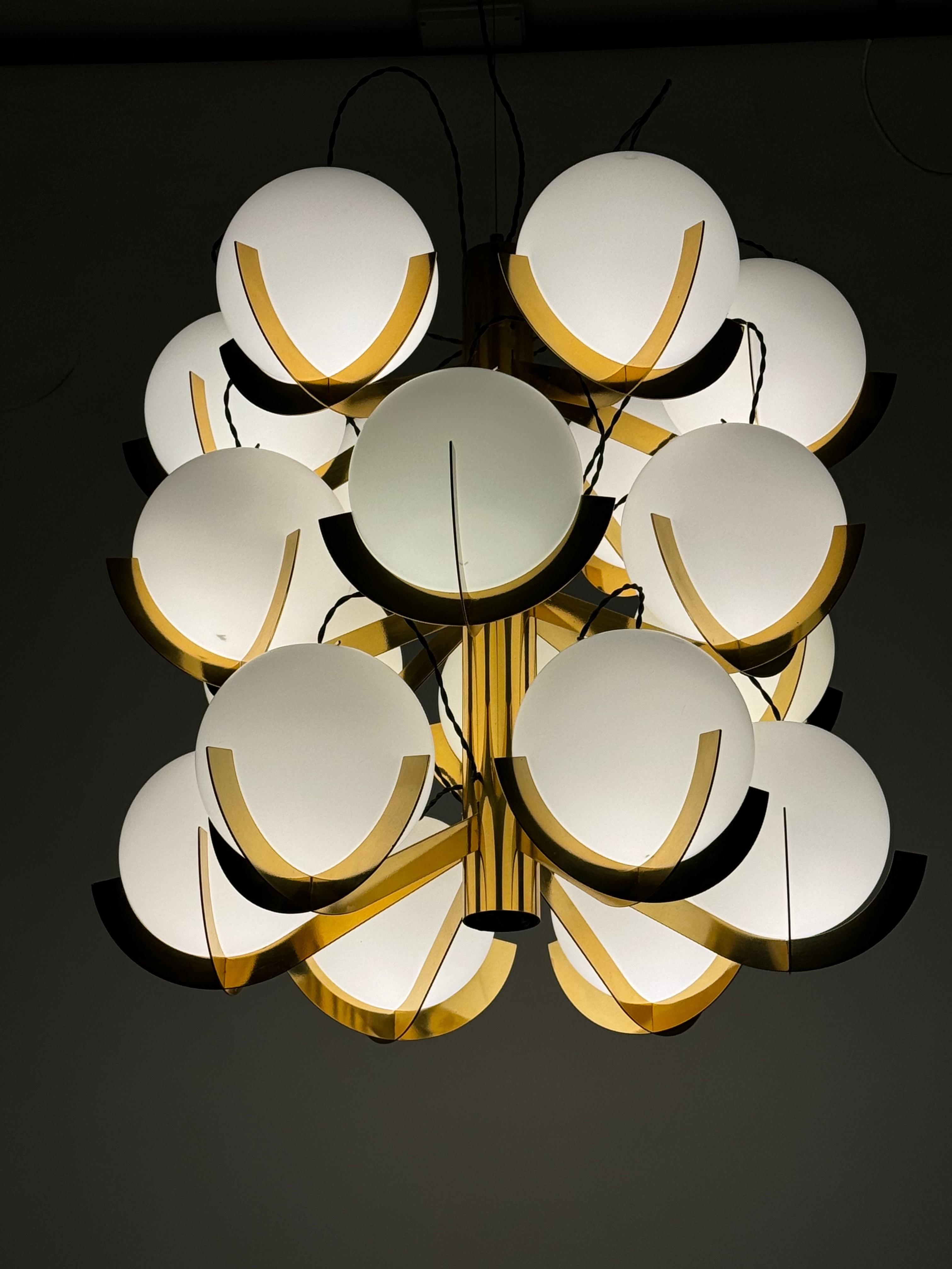 Italienischer 18-flammiger Sputnik-Kronleuchter aus Messing und Opalglas von Fotone Design 3