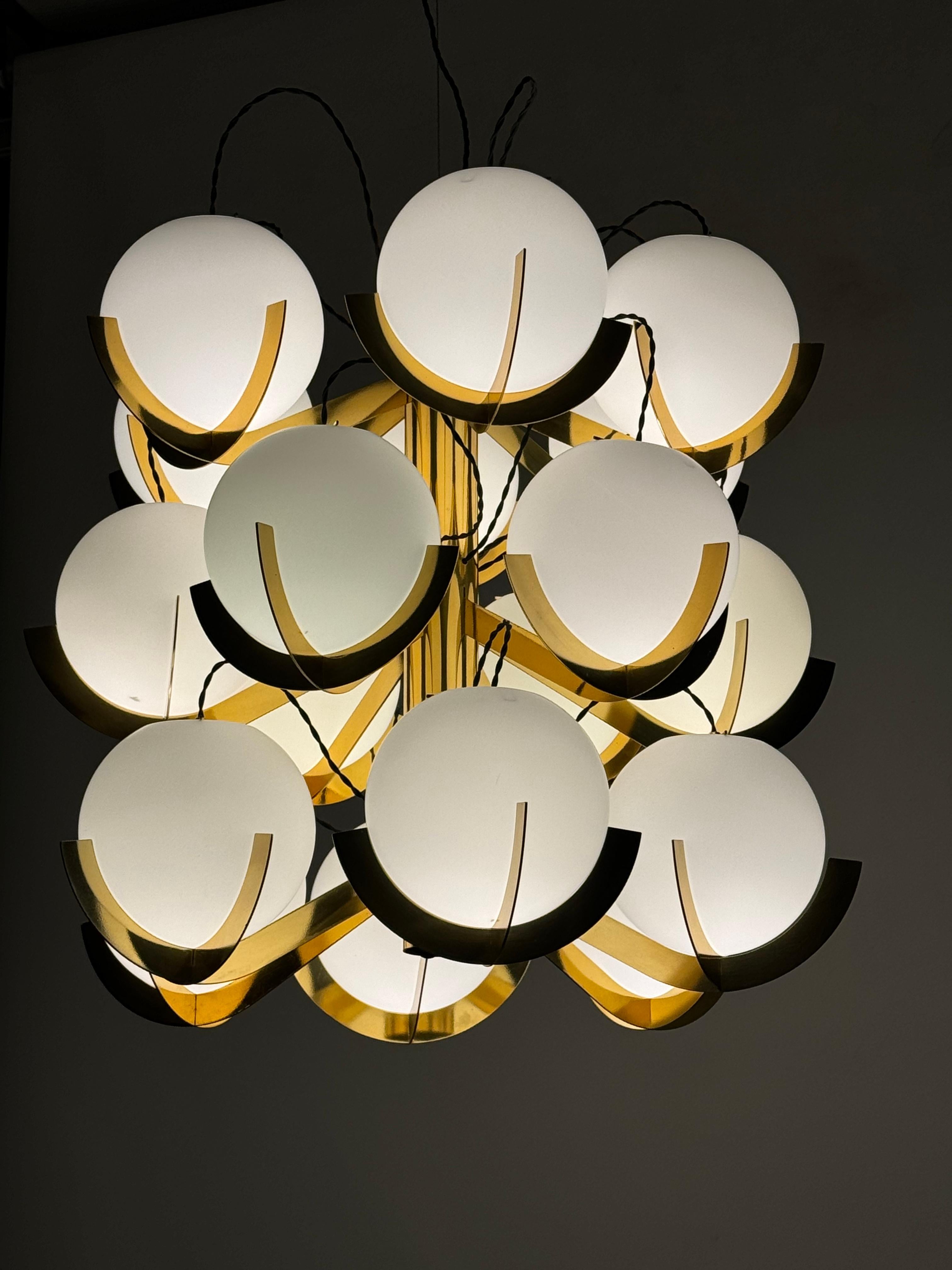 Italienischer 18-flammiger Sputnik-Kronleuchter aus Messing und Opalglas von Fotone Design 4