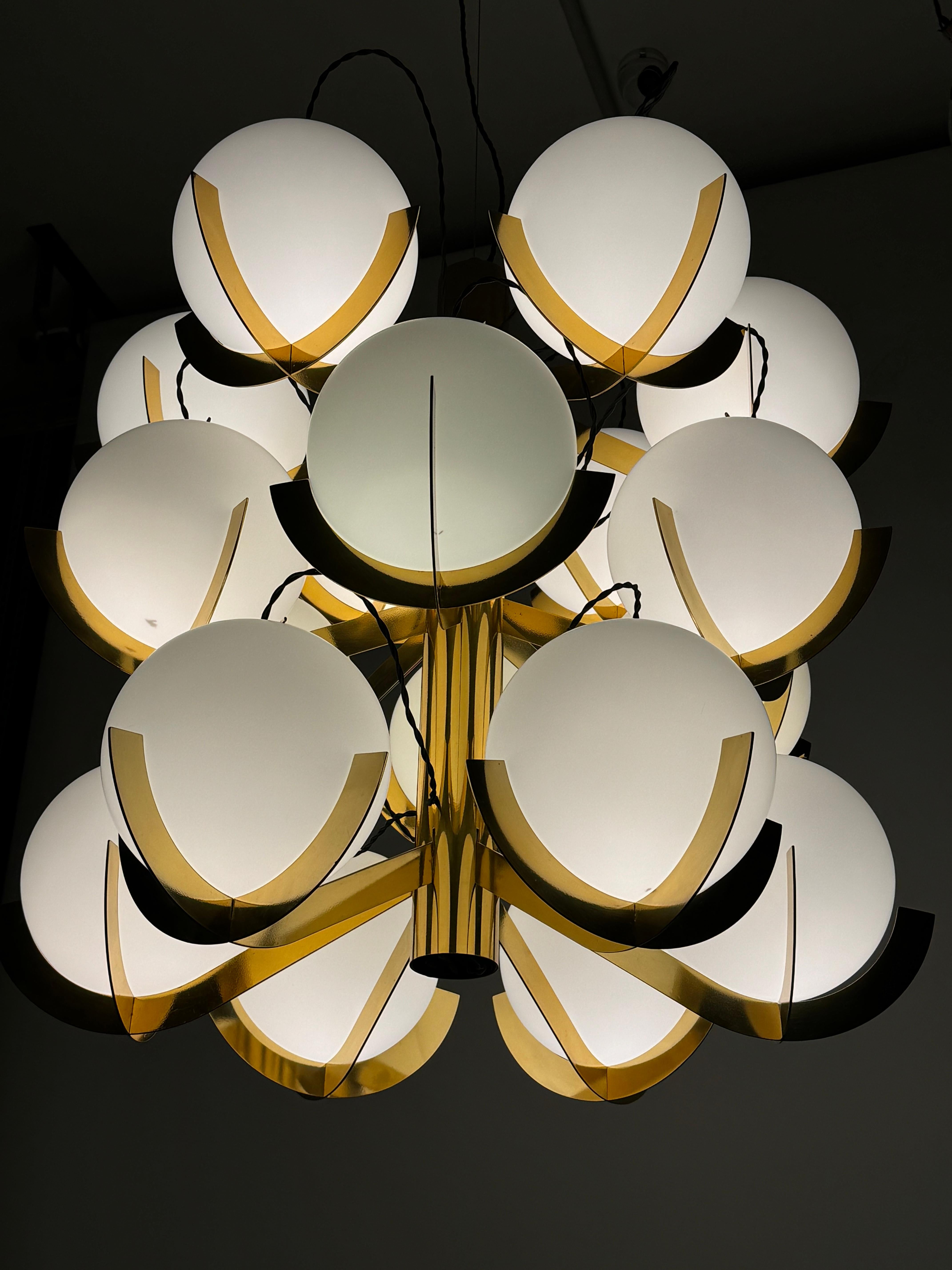 Italienischer 18-flammiger Sputnik-Kronleuchter aus Messing und Opalglas von Fotone Design 5