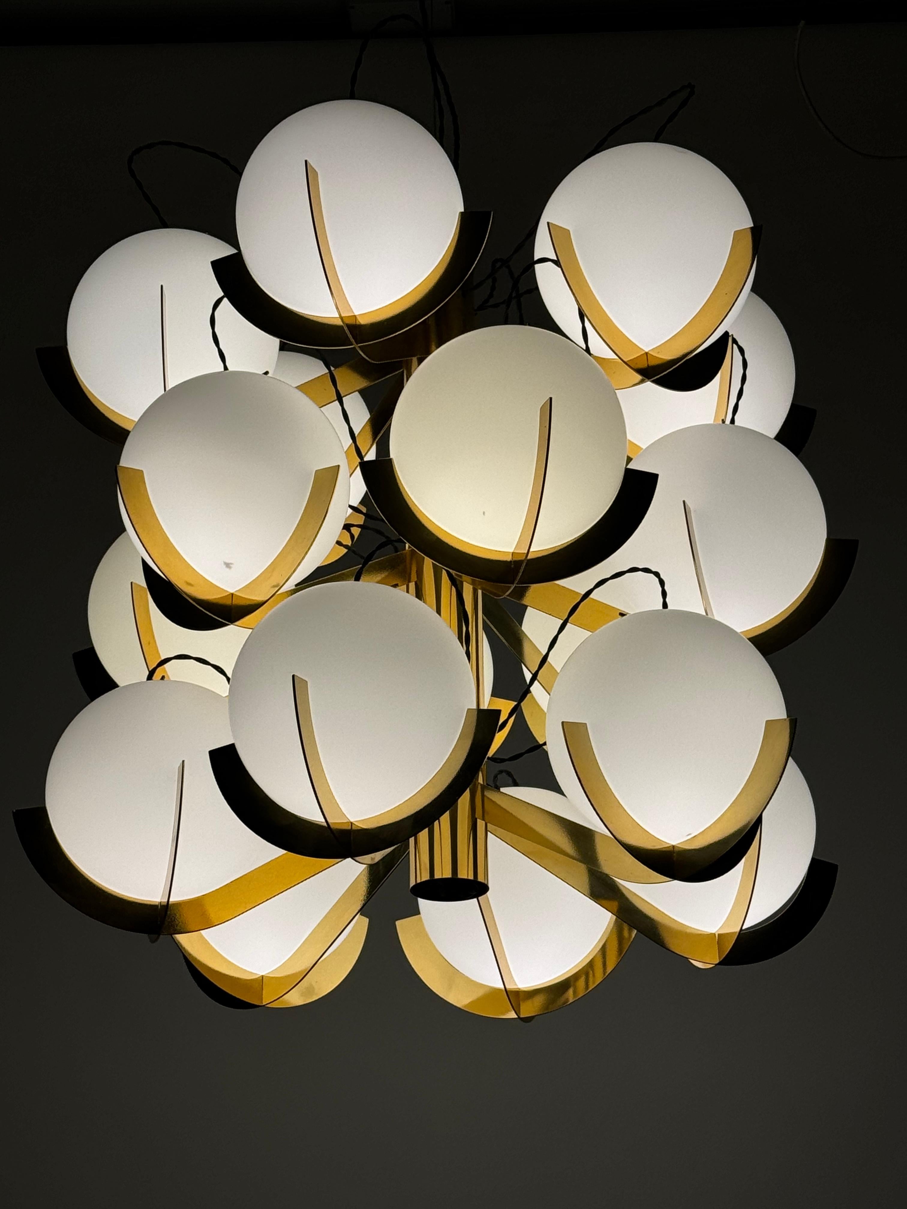 Italienischer 18-flammiger Sputnik-Kronleuchter aus Messing und Opalglas von Fotone Design 6