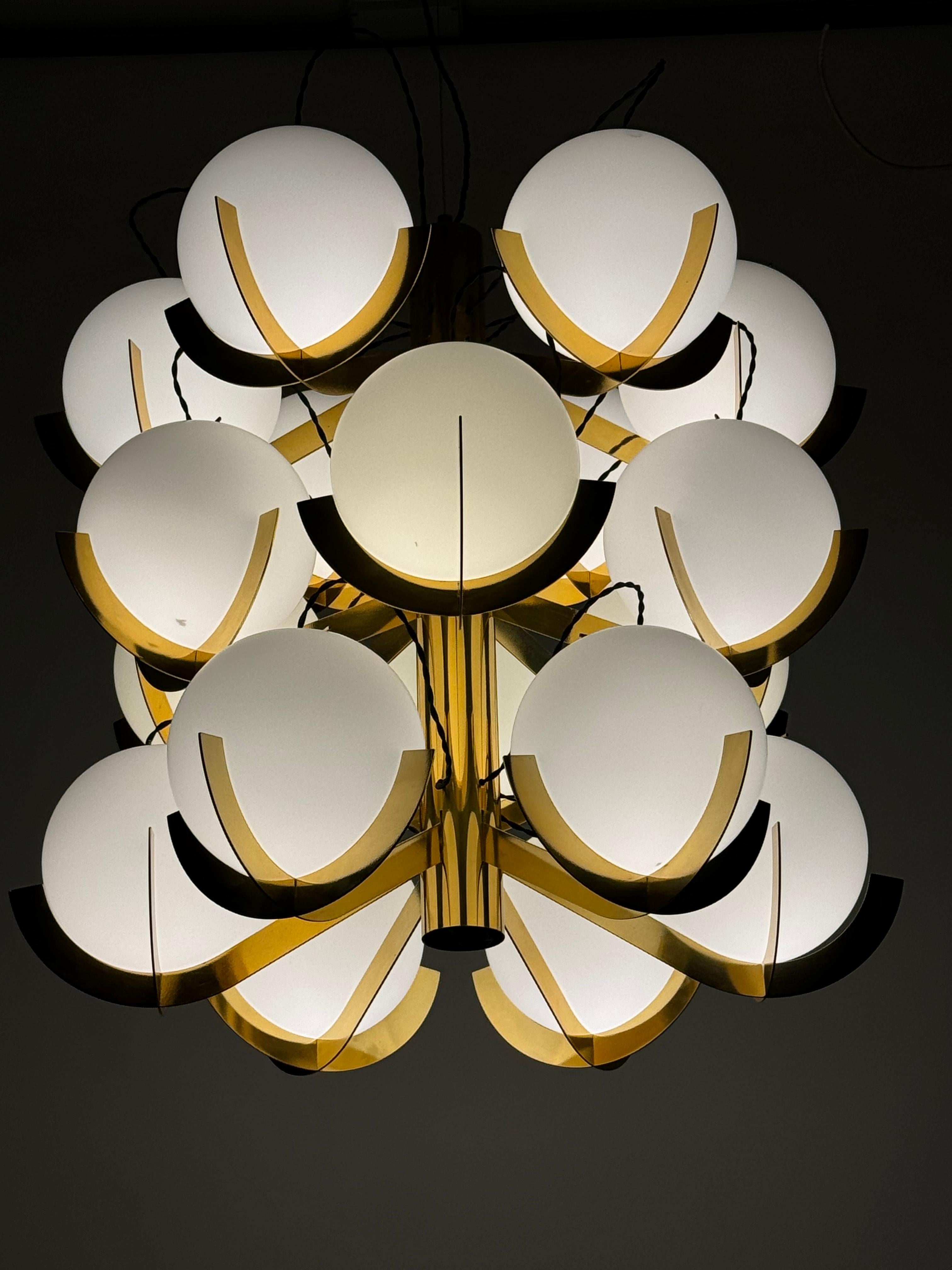 Italienischer 18-flammiger Sputnik-Kronleuchter aus Messing und Opalglas von Fotone Design 7