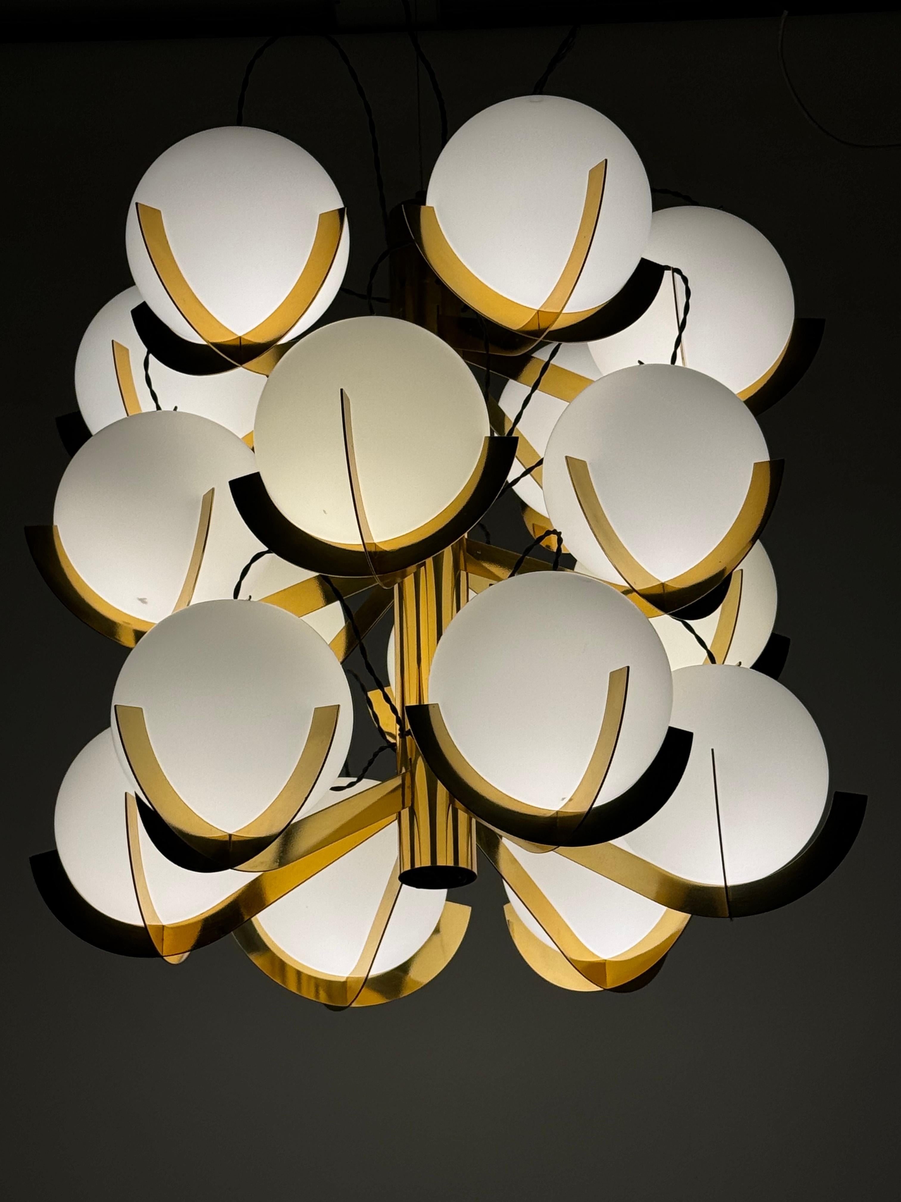 Italienischer 18-flammiger Sputnik-Kronleuchter aus Messing und Opalglas von Fotone Design 8