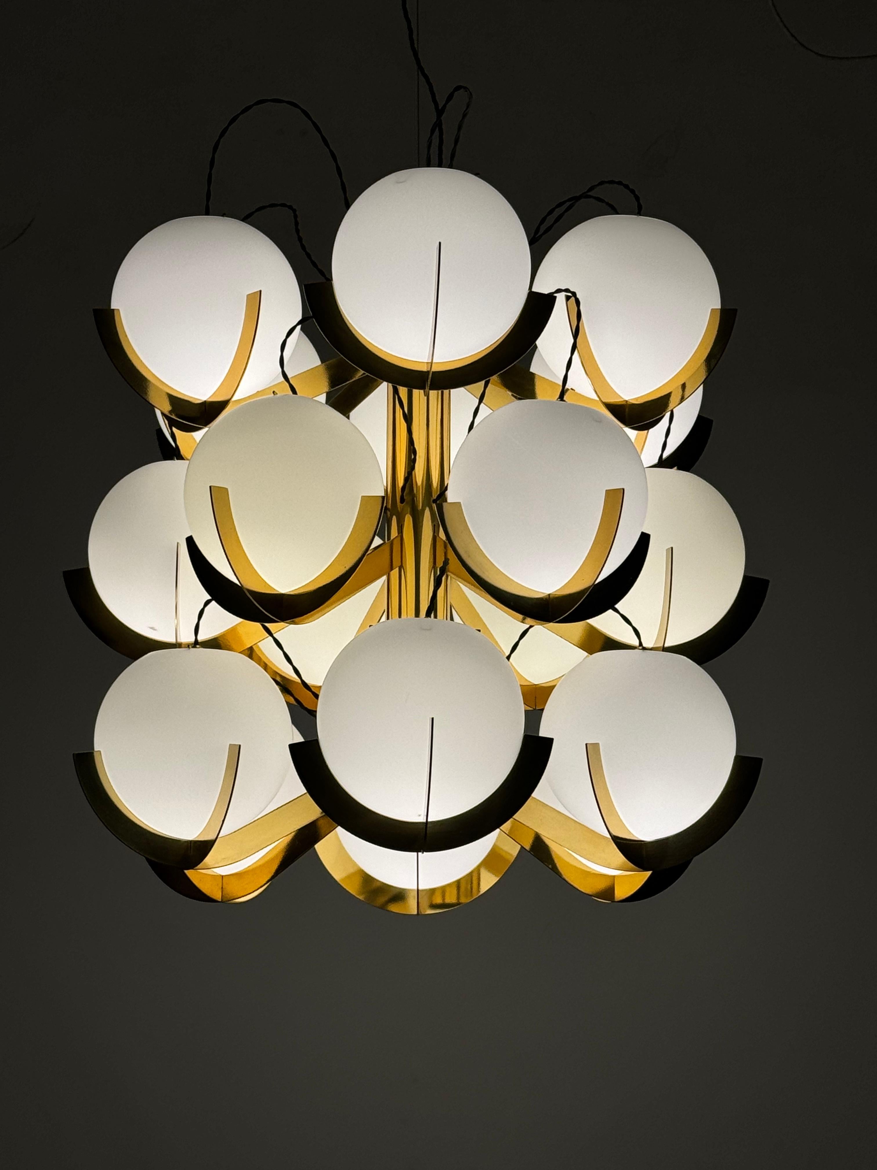 Italienischer 18-flammiger Sputnik-Kronleuchter aus Messing und Opalglas von Fotone Design 9