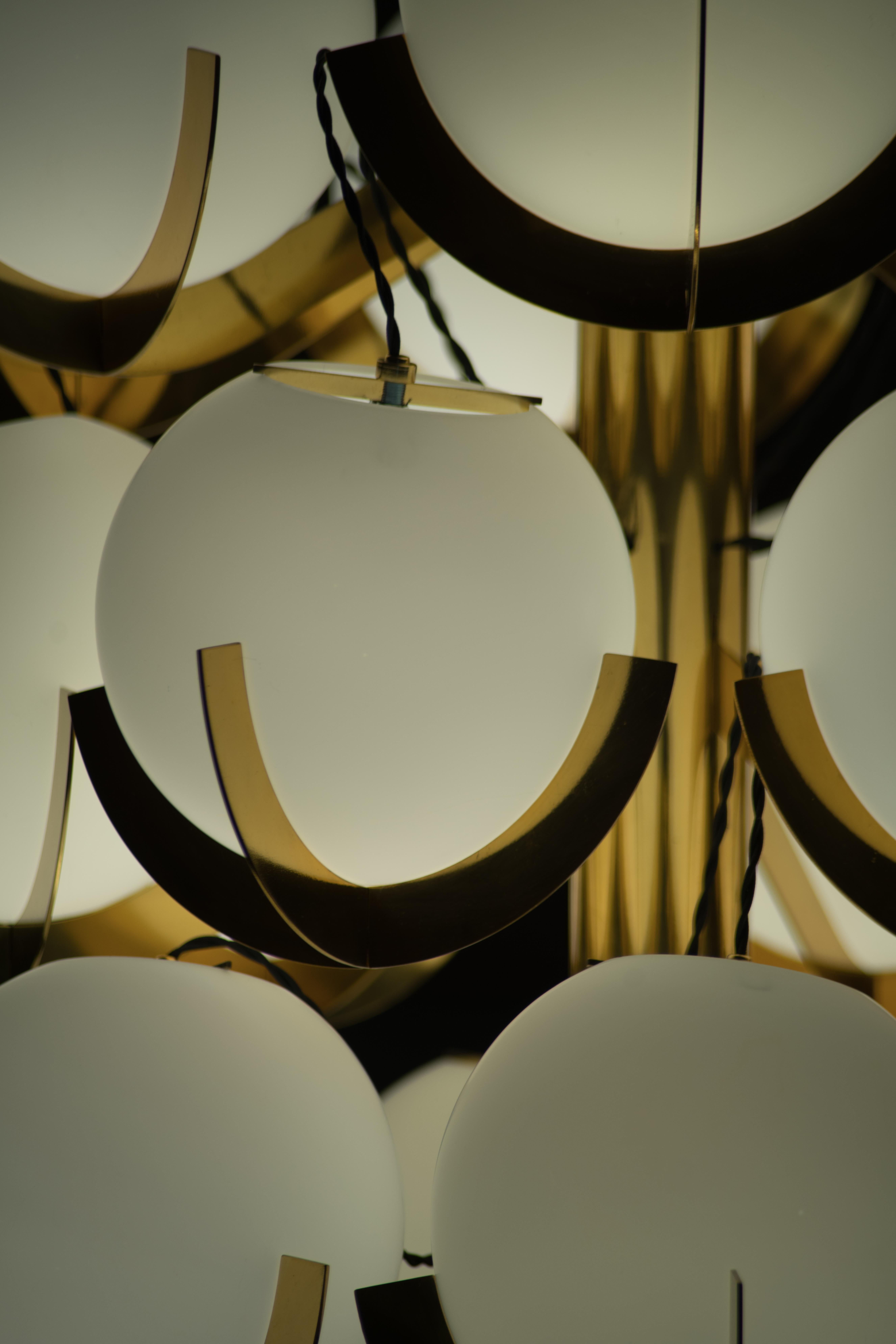Laiton Lustre Sputnik italien à 18 lumières en laiton et verre opalin par Fotone Design en vente