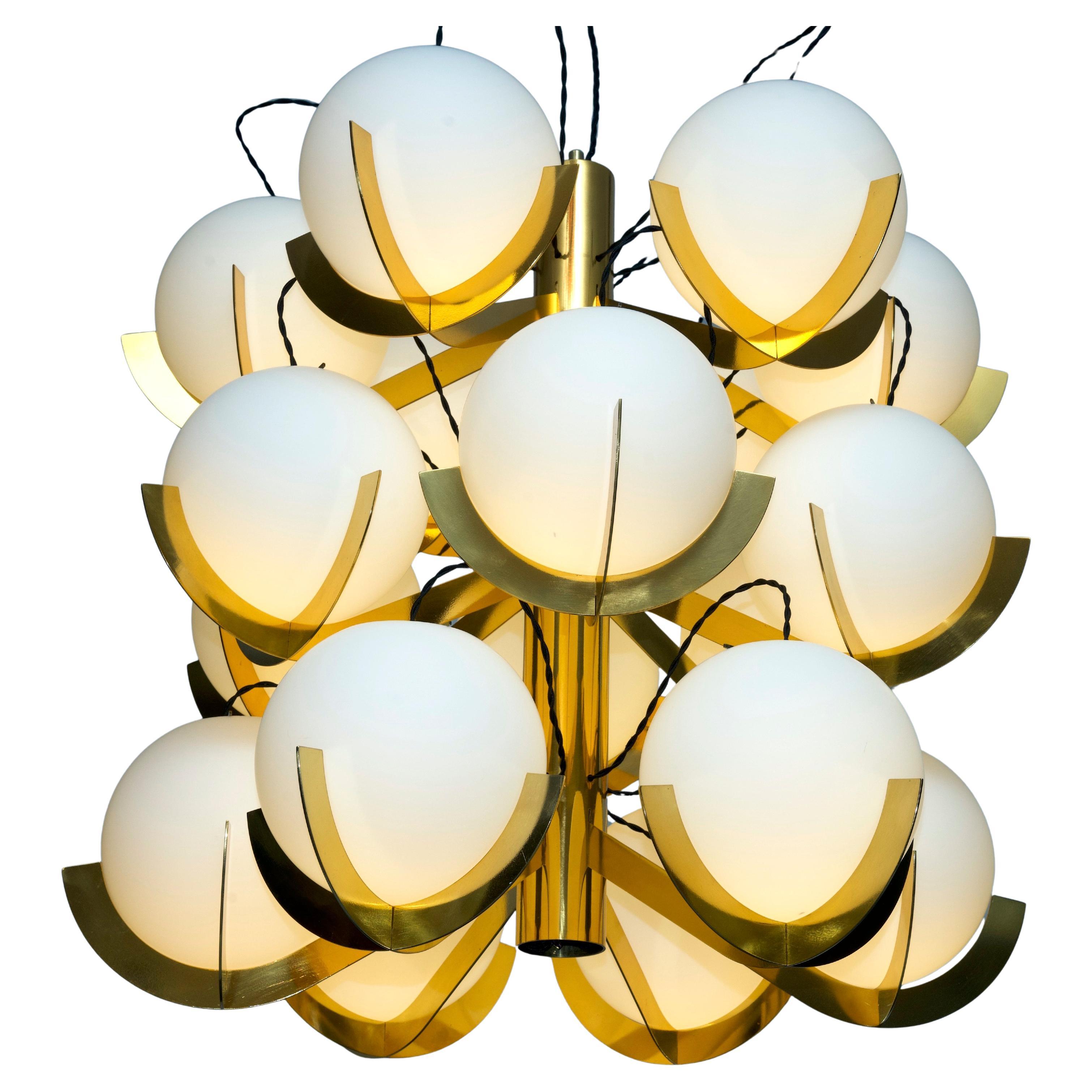 Lustre à 18 bras en laiton massif et verre opalin modèle Lama S2 conçu par Fotone Design/One et entièrement produit en Italie. Diamètre de la sphère 20 cm. Chaque sphère est équipée d'une douille pour ampoule E27 (norme européenne) ou E26 (norme