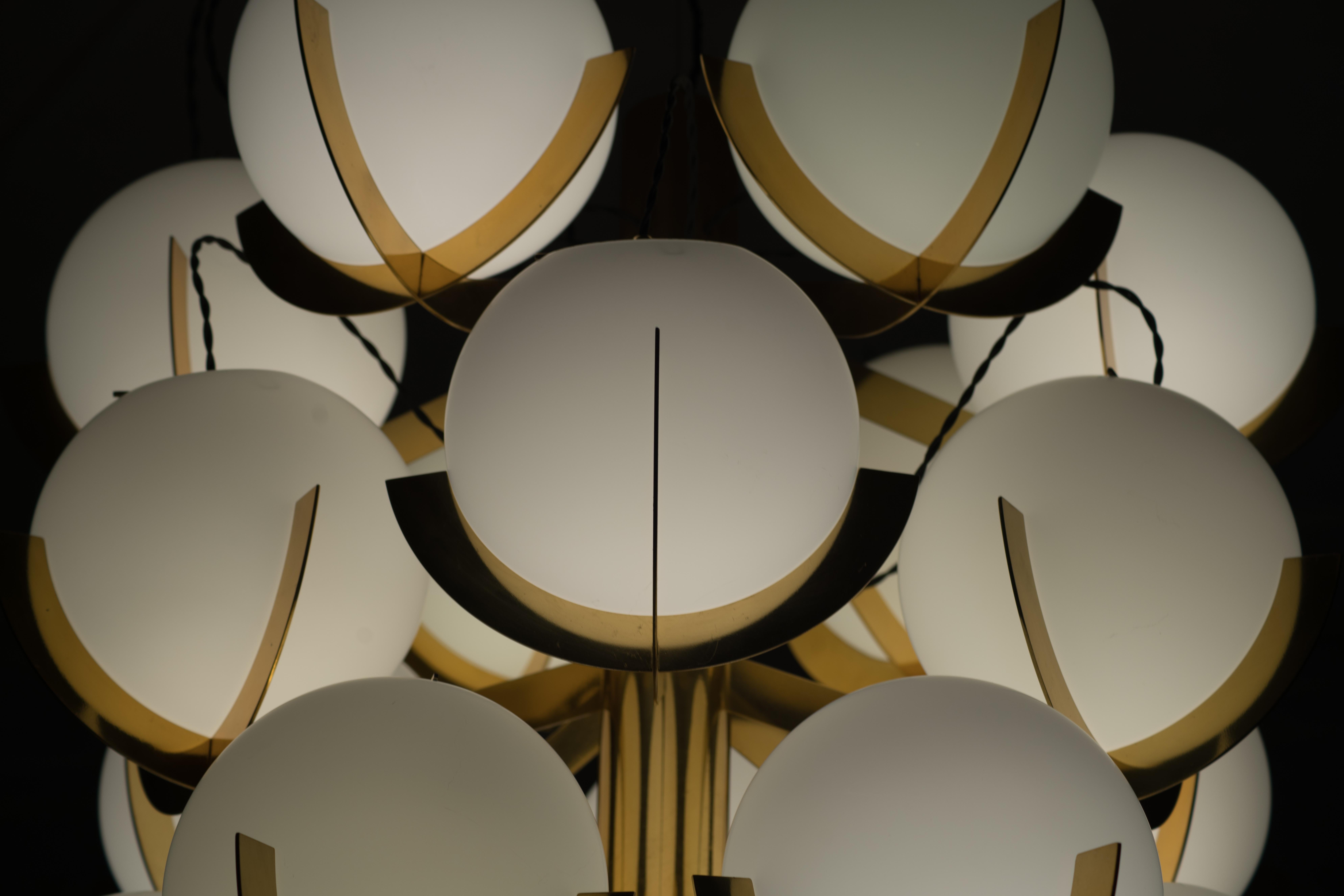Lustre Sputnik italien à 18 lumières en laiton et verre opalin par Fotone Design en vente 2