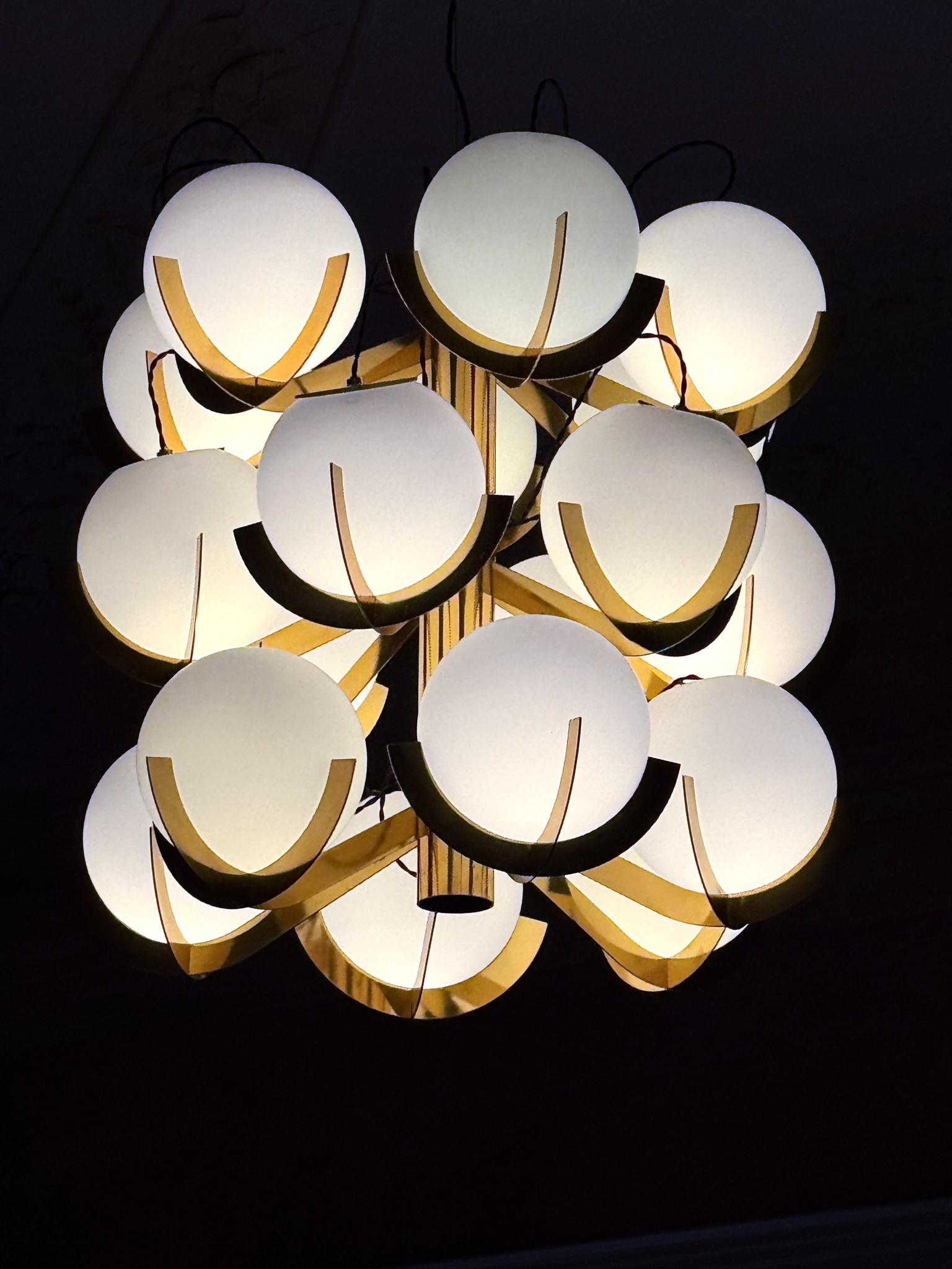 Mid-Century Modern Lustre Sputnik italien à 18 lumières en laiton et verre opalin par Fotone Design en vente