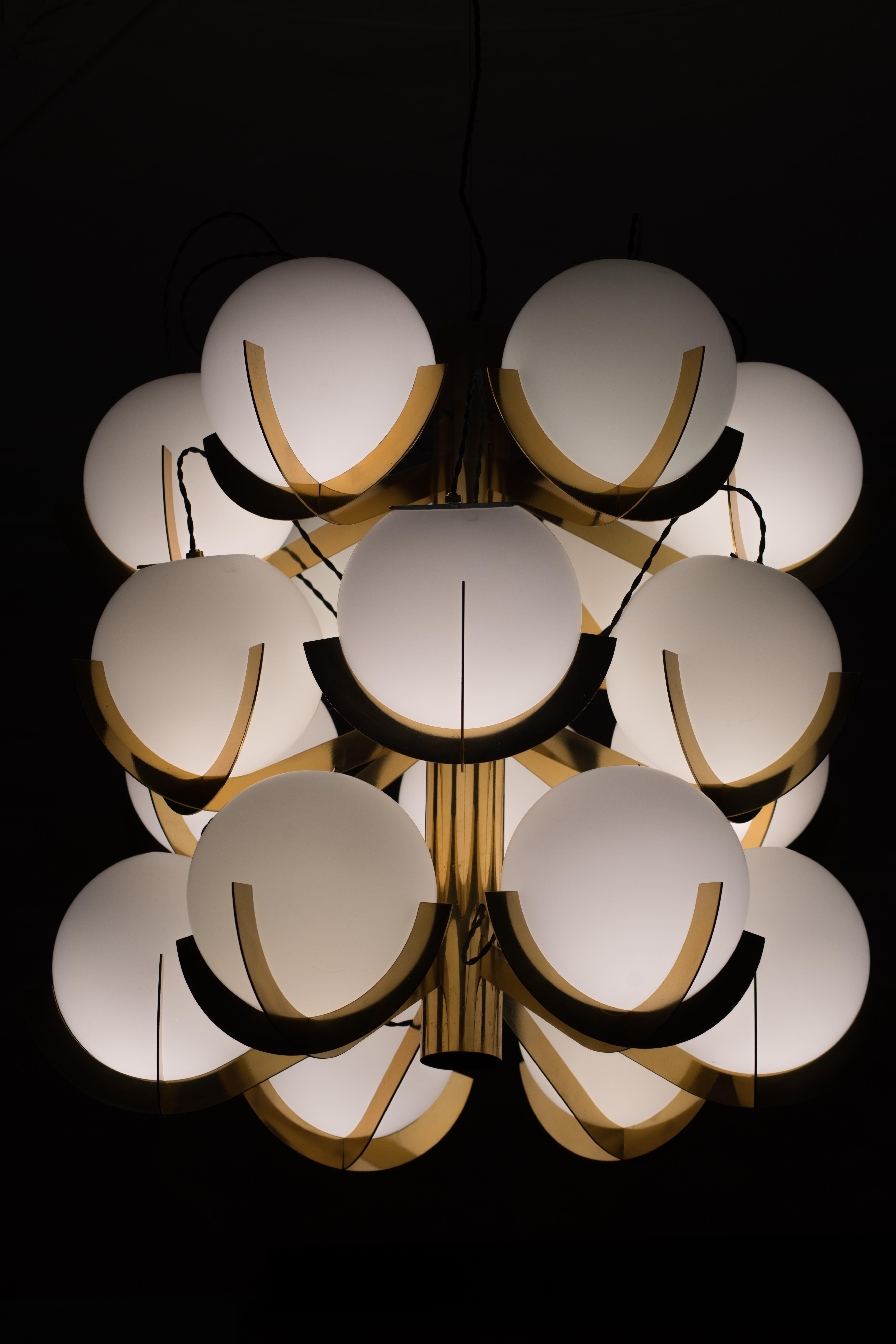 Lustre Sputnik italien à 18 lumières en laiton et verre opalin par Fotone Design en vente 3