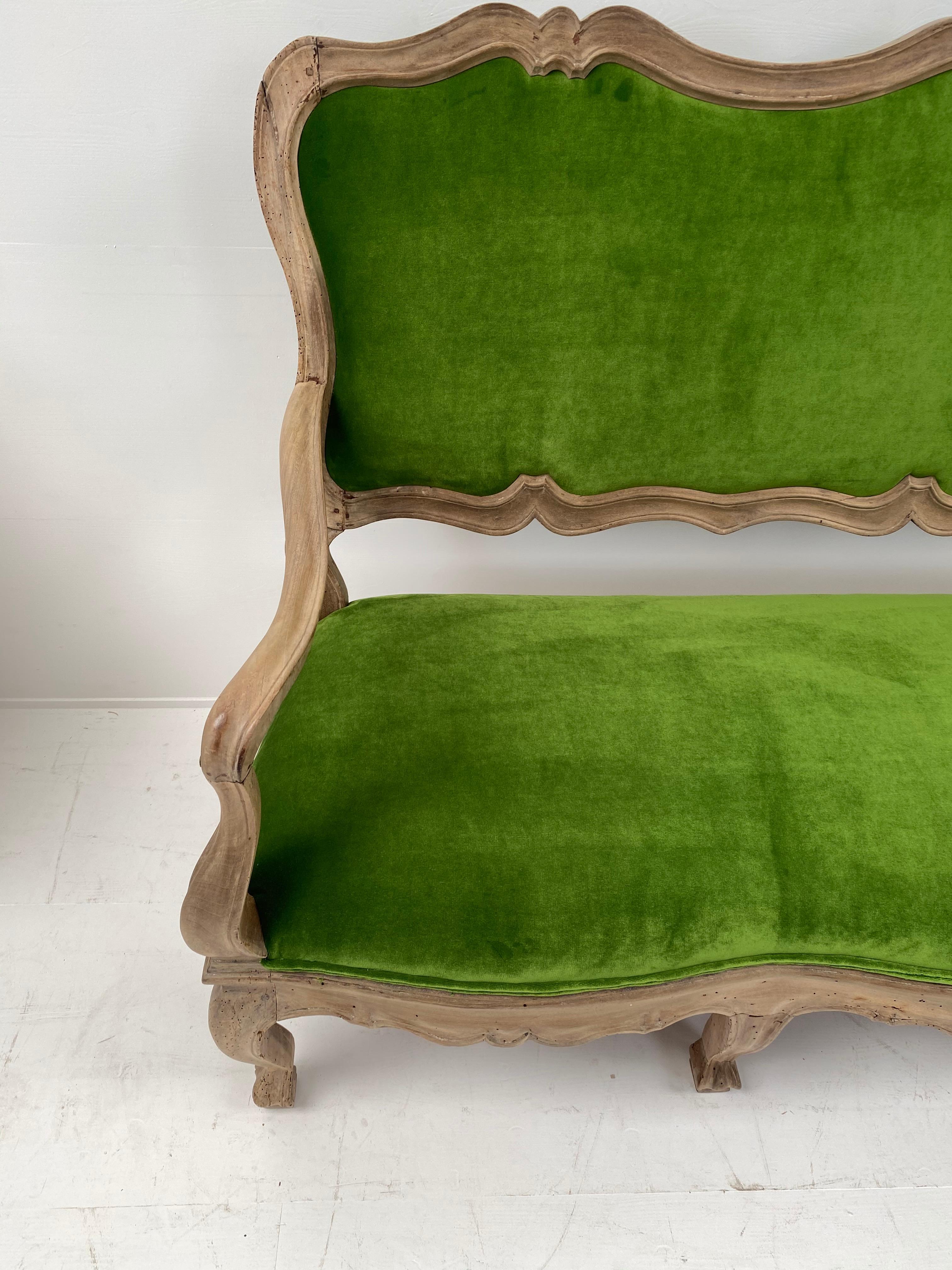 Italienisches Sofa aus Nussbaumholz aus dem 18. Jahrhundert im Angebot 5