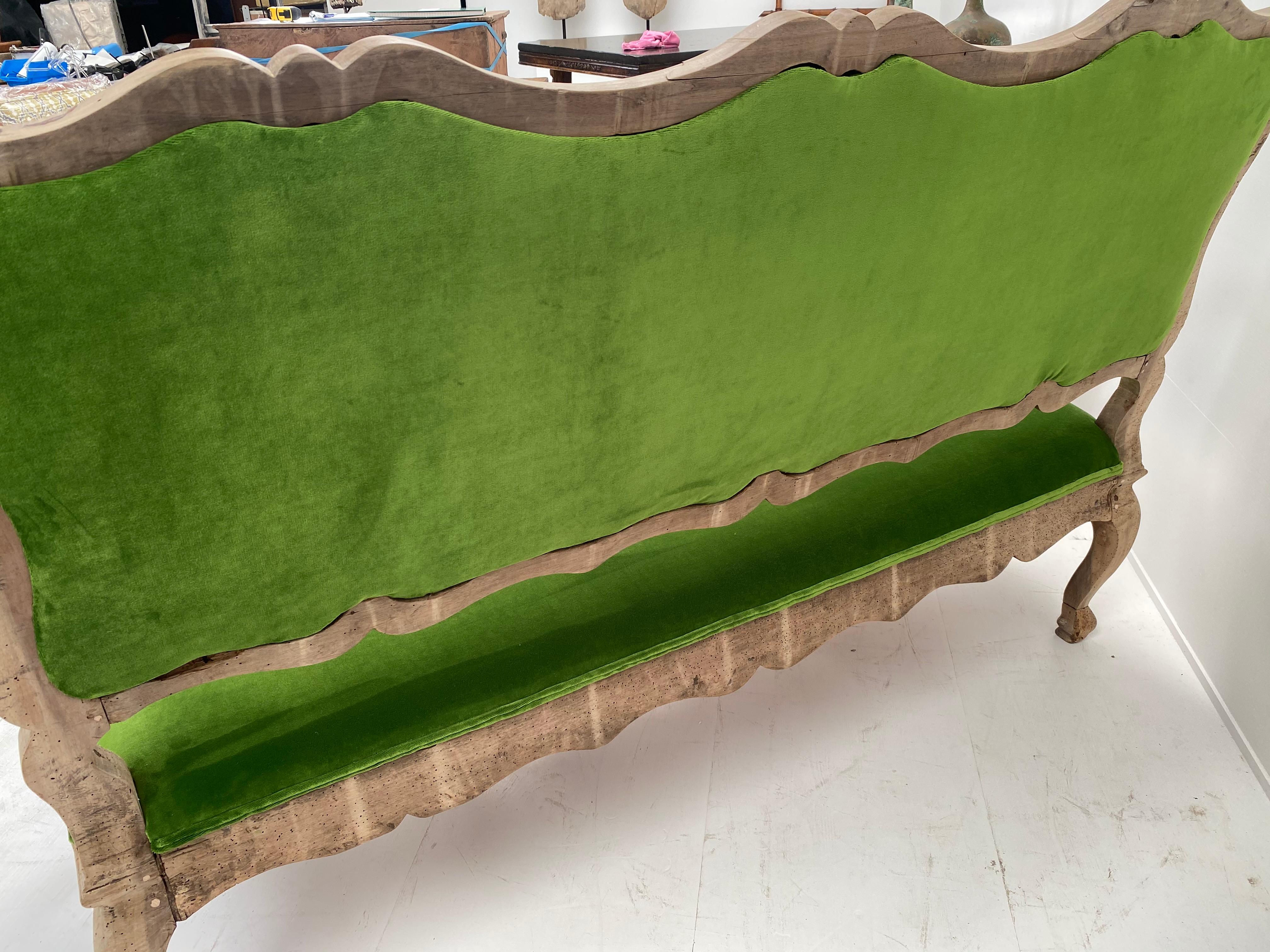 Italienisches Sofa aus Nussbaumholz aus dem 18. Jahrhundert im Angebot 6